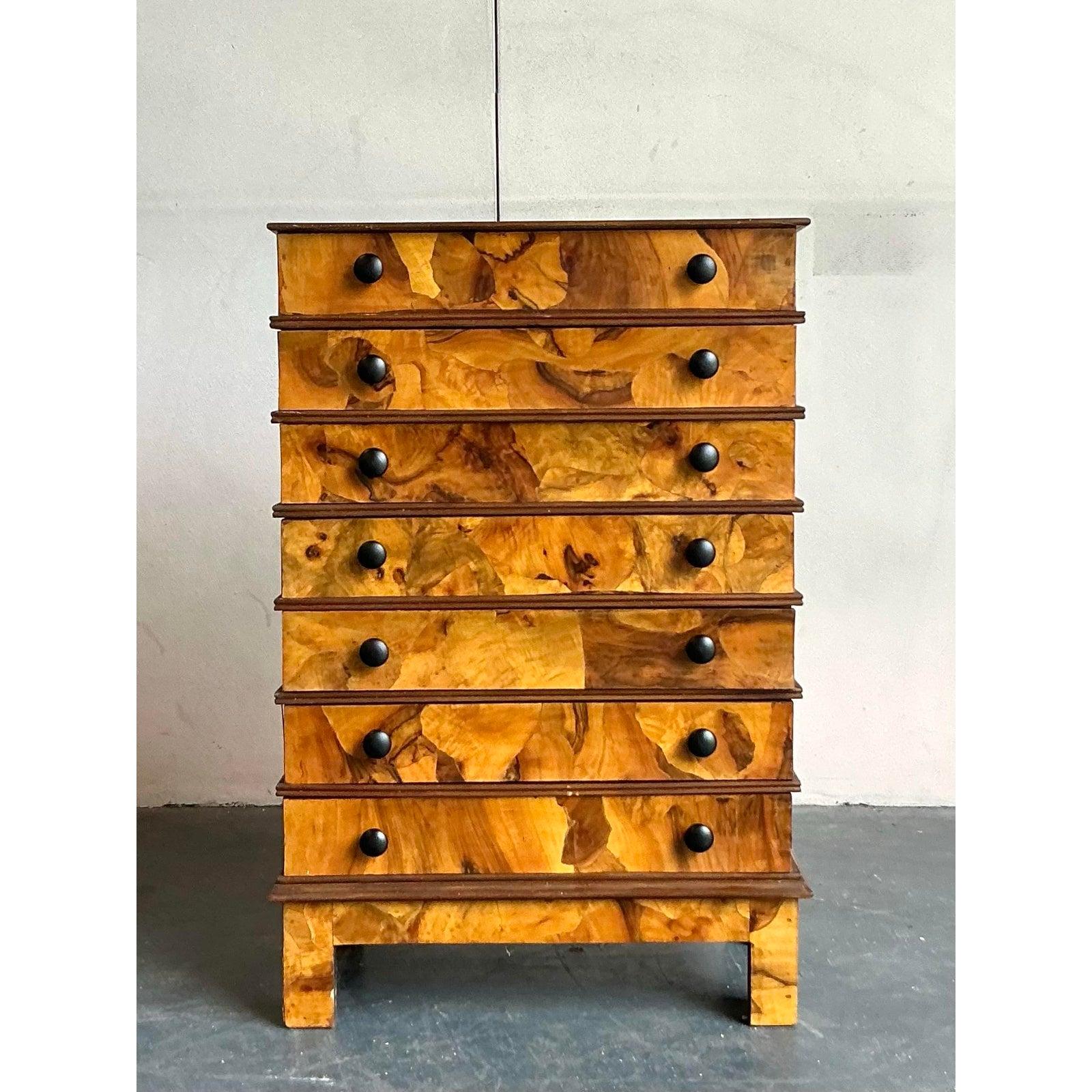 Nodo Cassettiera italiana d'epoca in legno di radica con apertura a ribalta in vendita