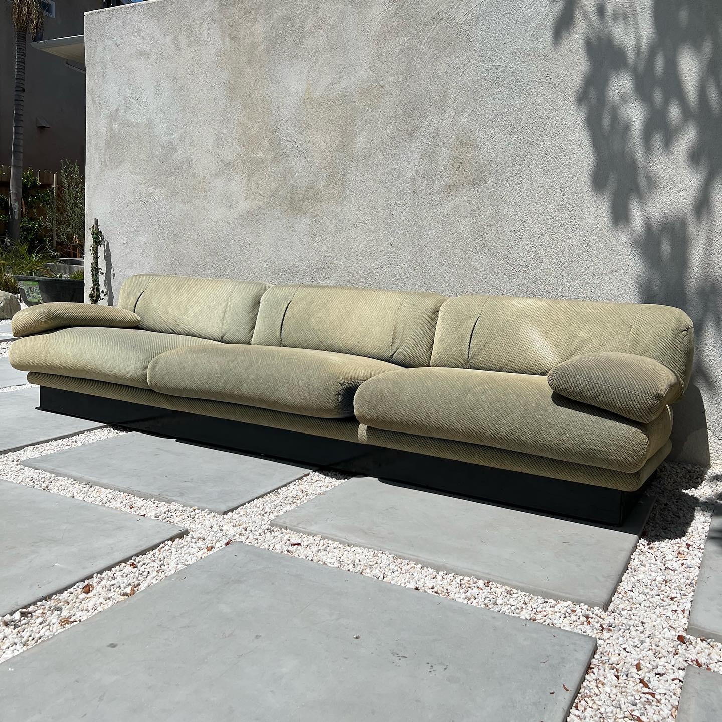 Vintage Italian floating modernist sofa by Saporiti Italia, 1970s In Good Condition In View Park, CA