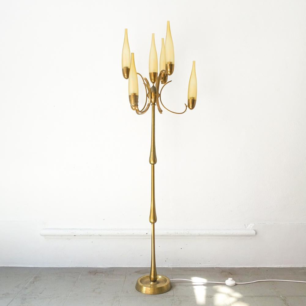 This elegant floor lamp was designed by Angelo Lelli for Arredoluce, in Italy, during the 1950's. It has seven slender satin glass diffusers that are set on curved brass arms. The stem and the base are also in brass. In original and good condition,