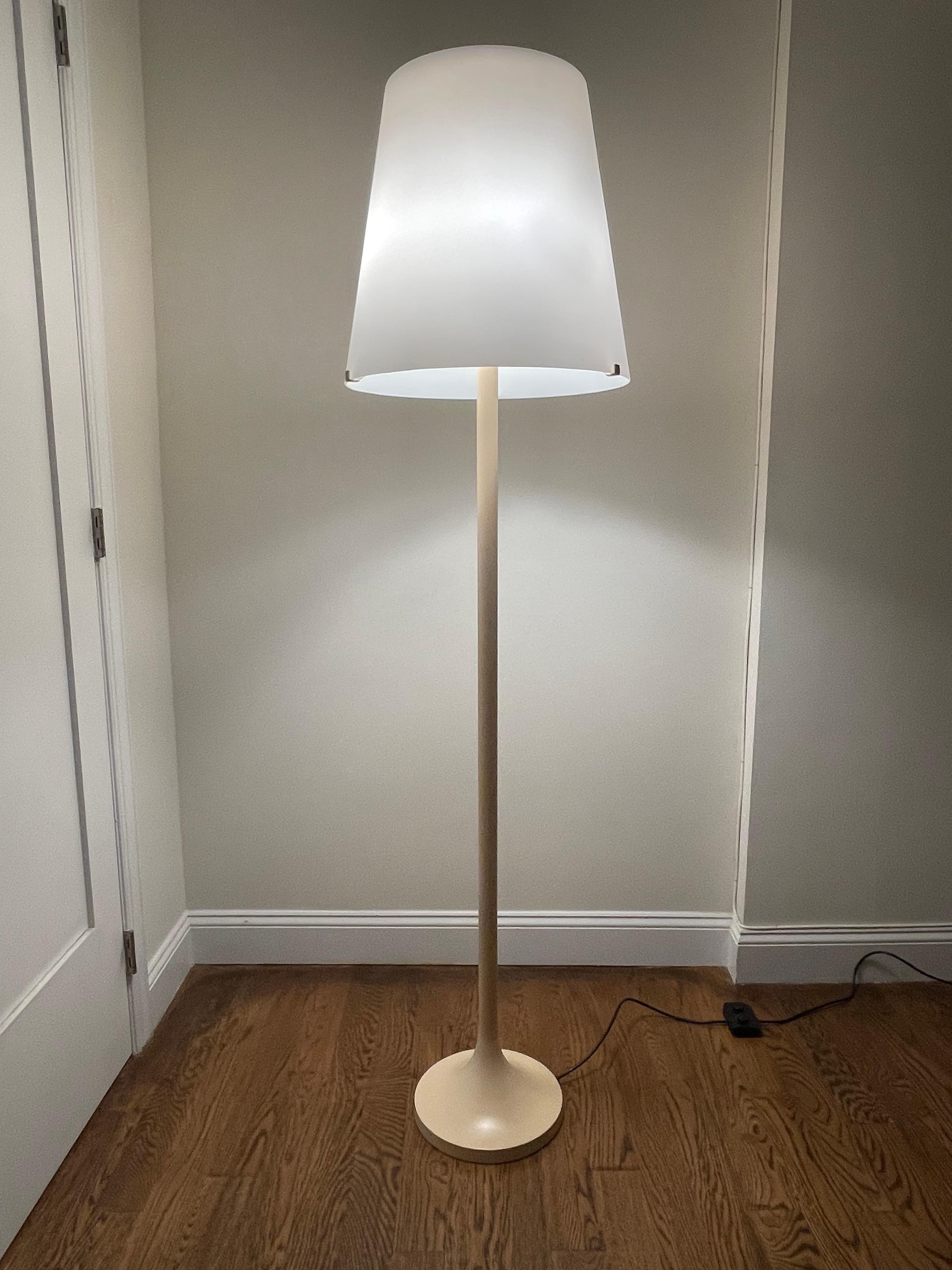 Questa splendida lampada da terra è stata disegnata da Max Ingrand per Fontana Arte, in Italia, intorno al 1960. Il modello 2482 ha una base a tulipano con uno splendido paralume in vetro bianco smerigliato. La lampada è dotata di cinque lampadine: