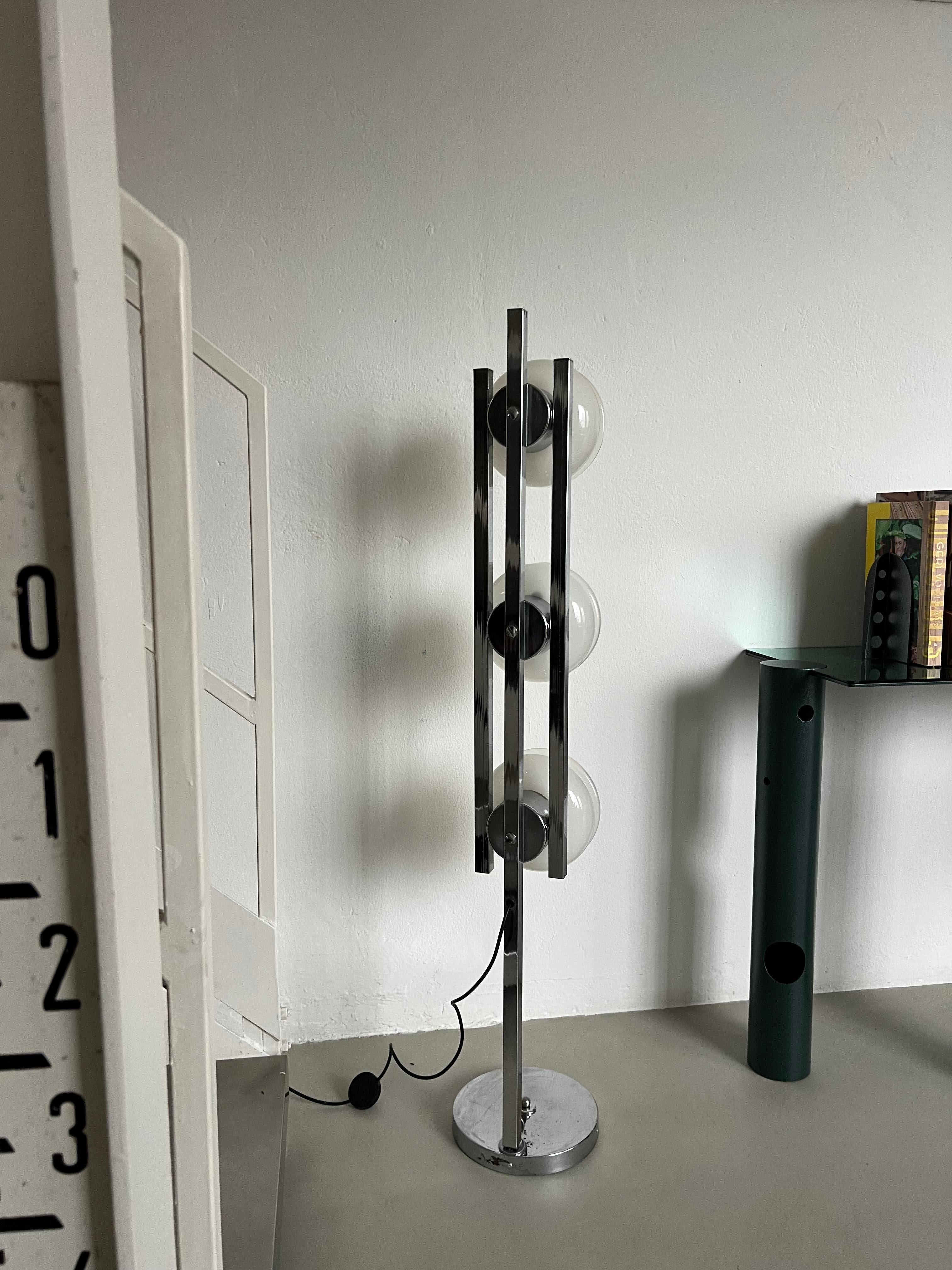 Vintage Italian Floor Lamp in Chromed Metal and Glass with Three Faded Shades For Sale 1
