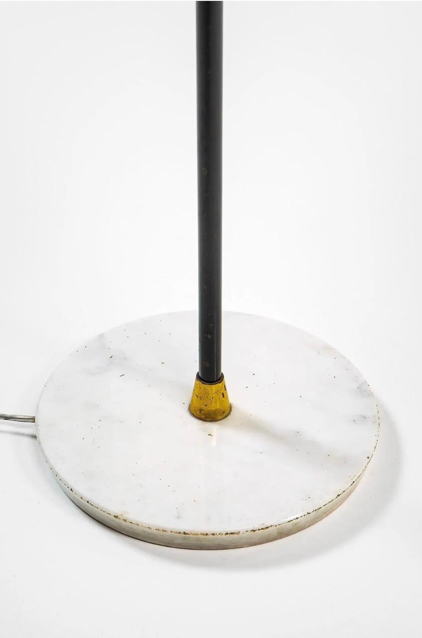 Italienische Vintage-Stehlampe aus Metall, Messing, Marmorsockel, Stilnovo, 1950er Jahre im Zustand „Gut“ im Angebot in Los Angeles, CA