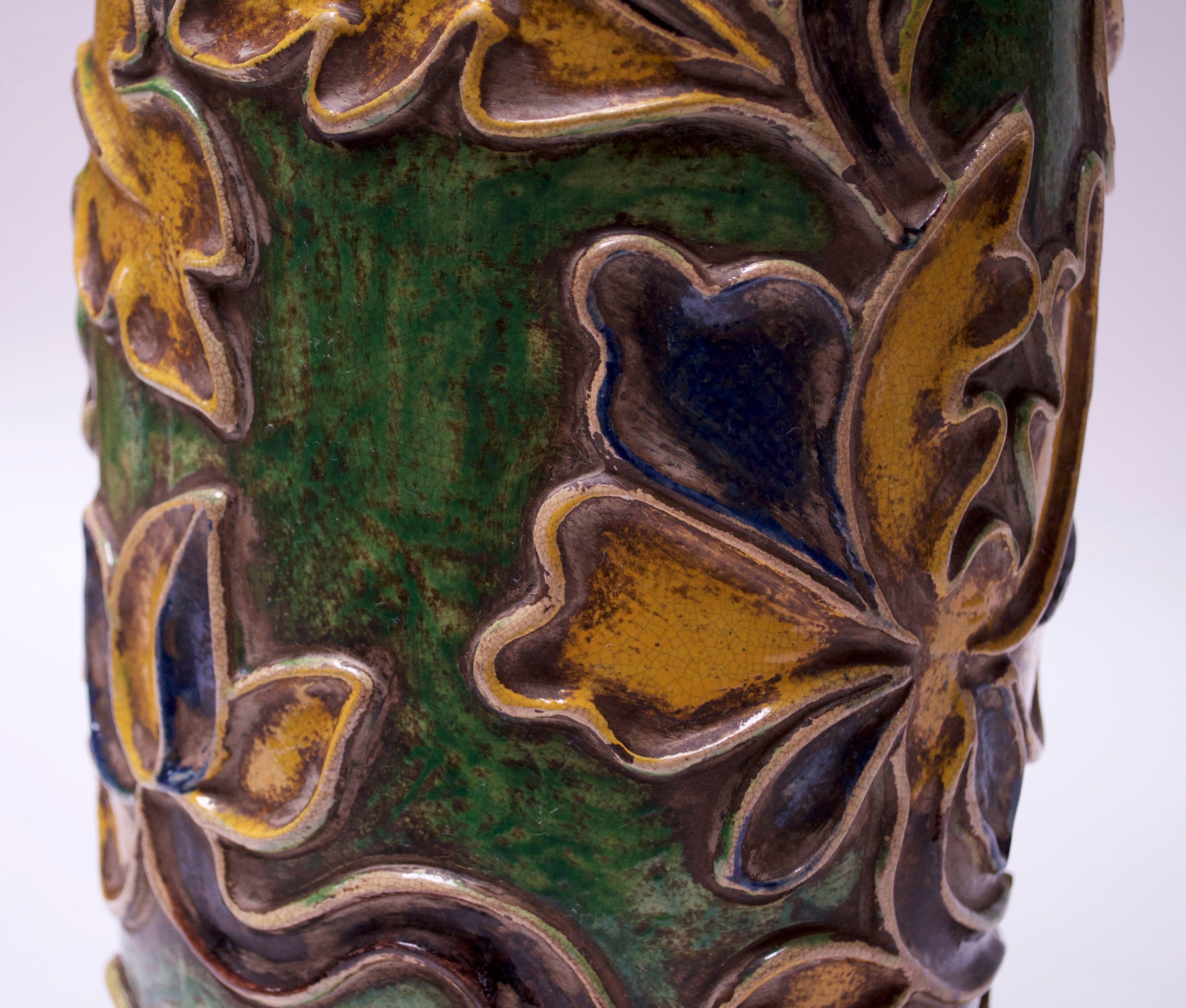Lampe italienne vintage en céramique en relief à motifs floraux par Ugo Zaccagnini en vente 4