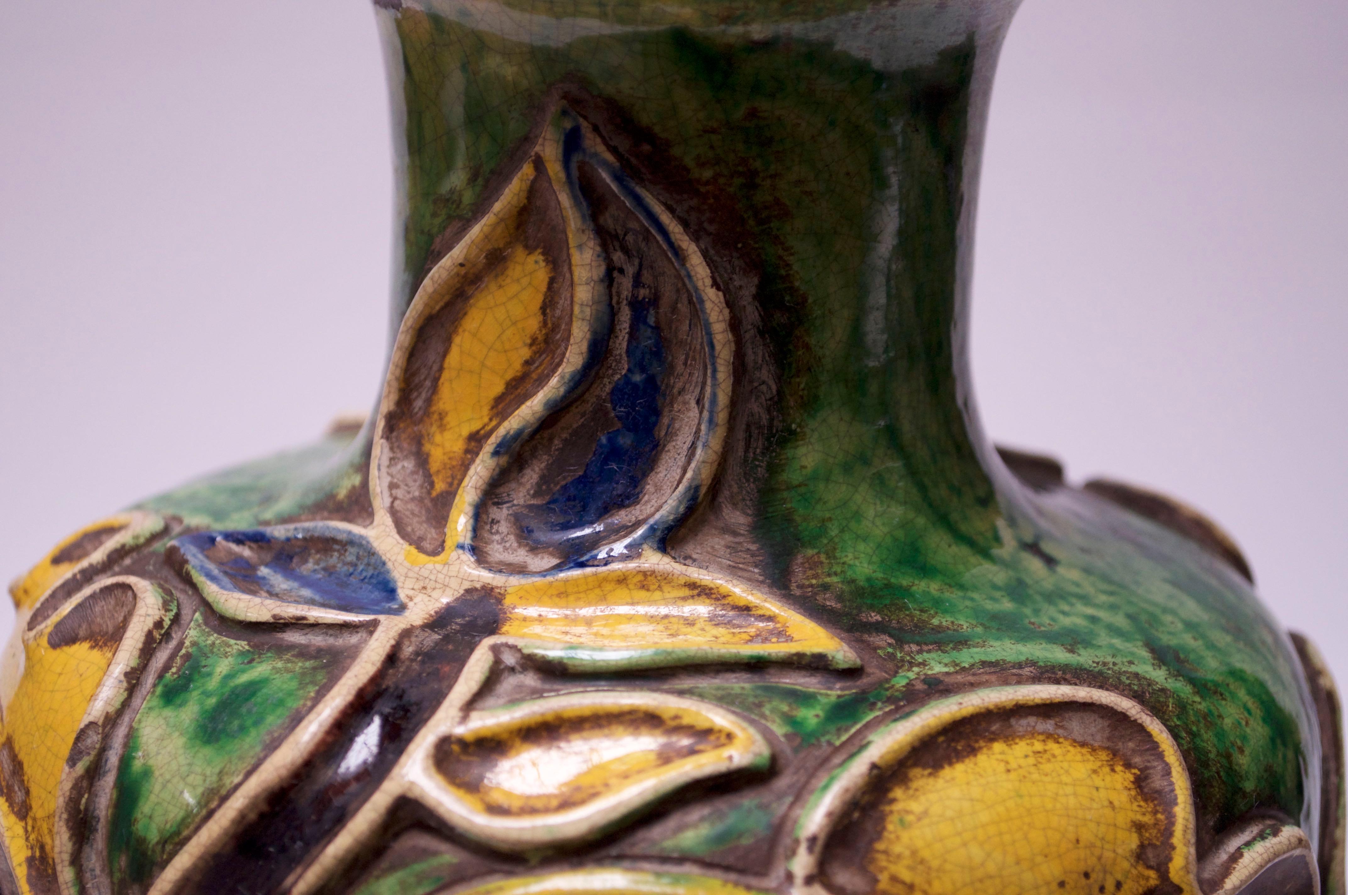 Lampe italienne vintage en céramique en relief à motifs floraux par Ugo Zaccagnini en vente 8