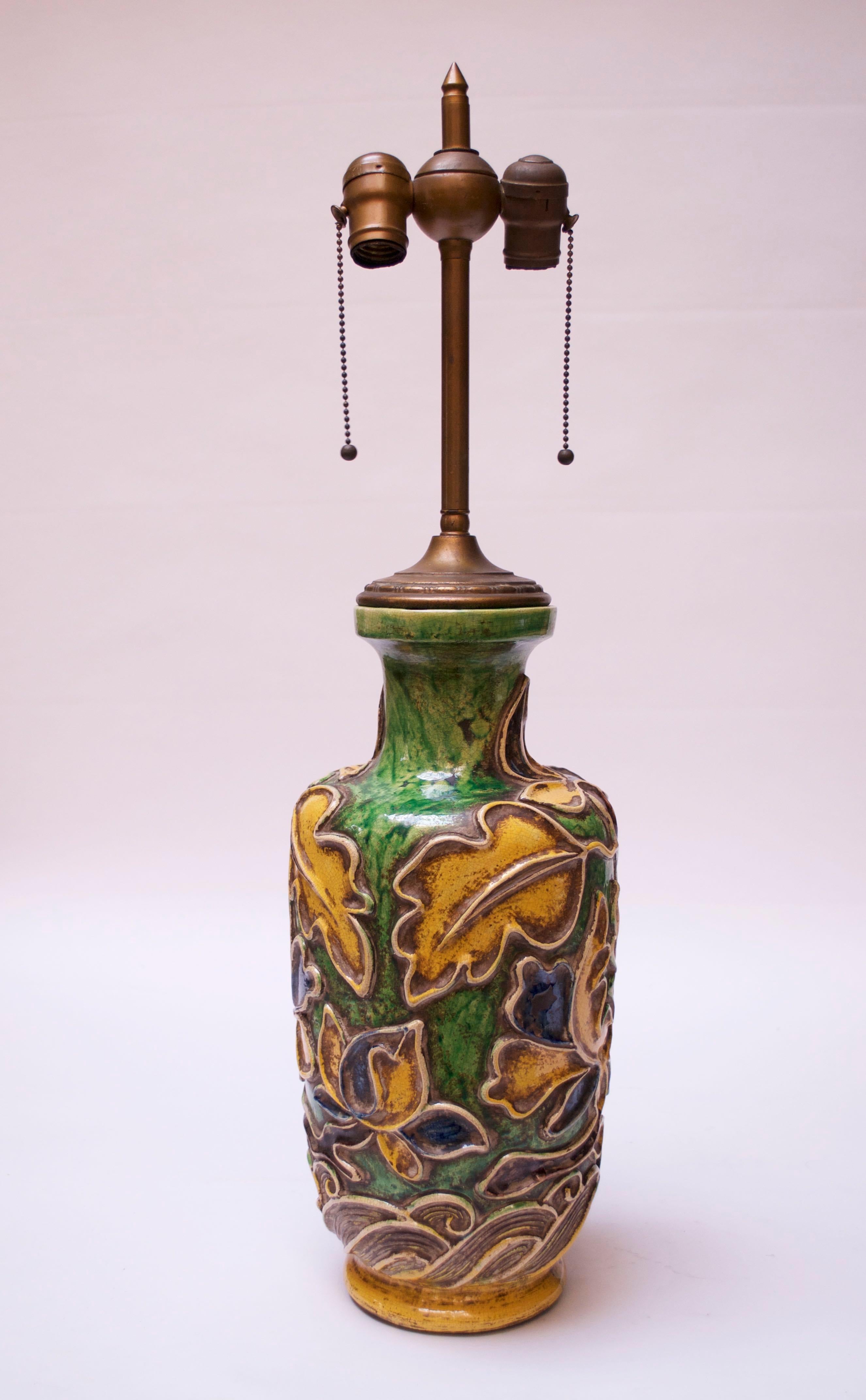 Art nouveau Lampe italienne vintage en céramique en relief à motifs floraux par Ugo Zaccagnini en vente