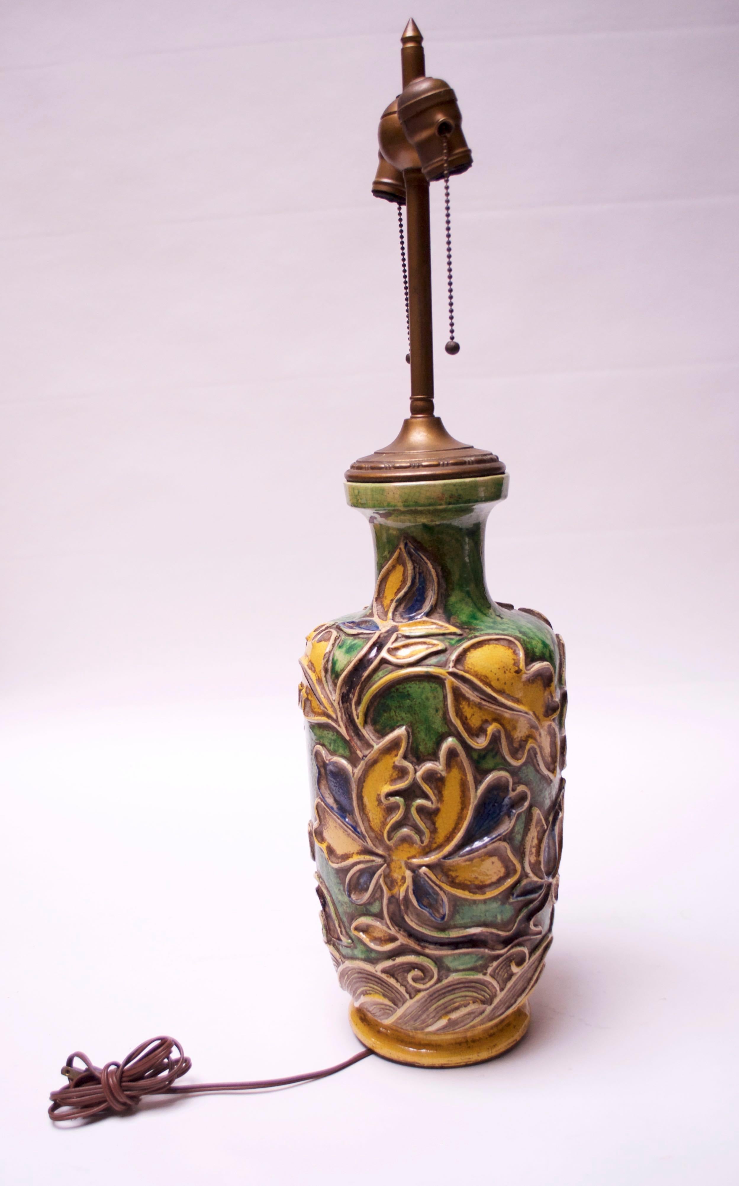 Lampe italienne vintage en céramique en relief à motifs floraux par Ugo Zaccagnini Bon état - En vente à Brooklyn, NY
