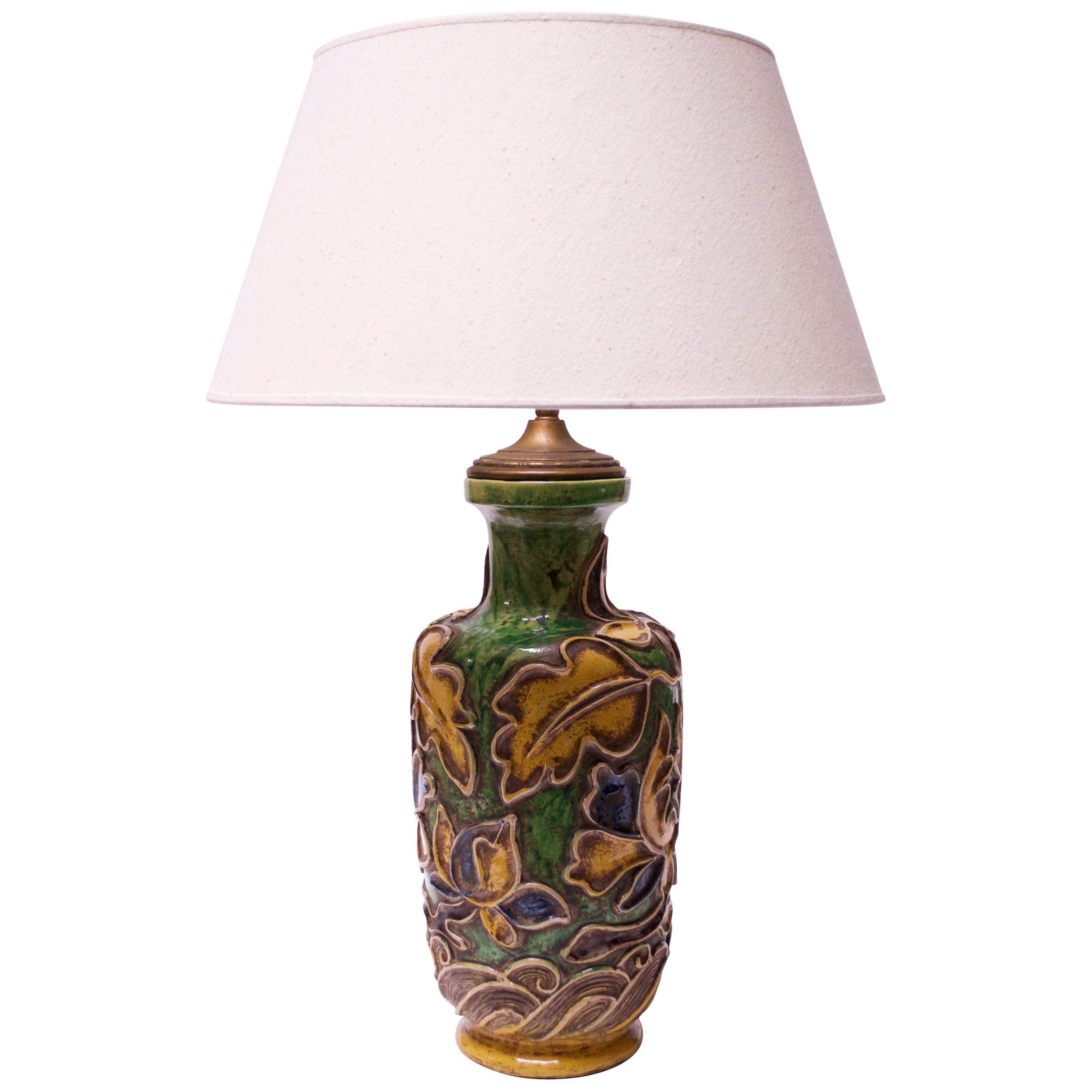 Lampe italienne vintage en céramique en relief à motifs floraux par Ugo Zaccagnini en vente