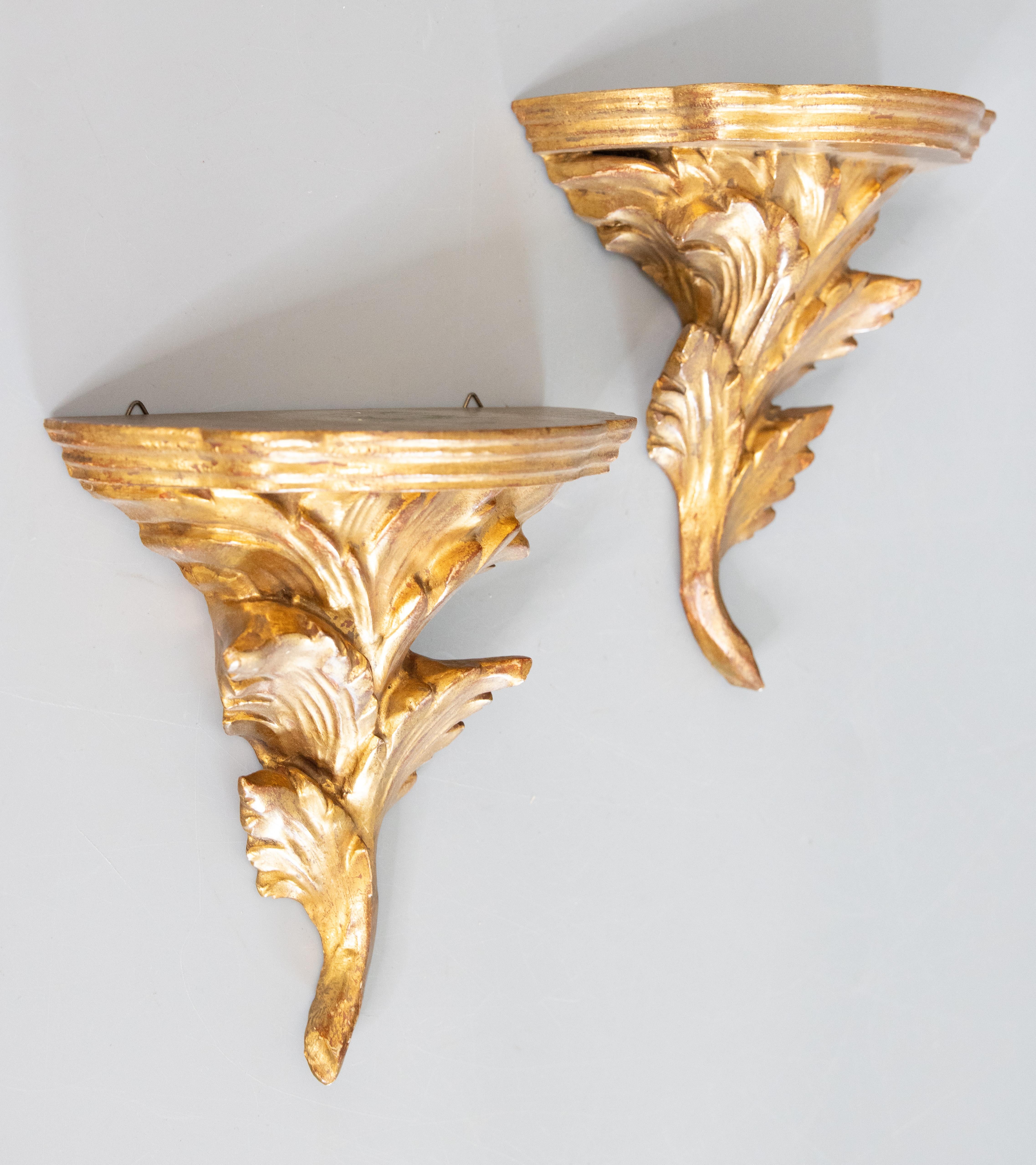 Pareja de estantes de pared de madera dorada con hojas de acanto florentina italiana c. 1950 Italiano en venta
