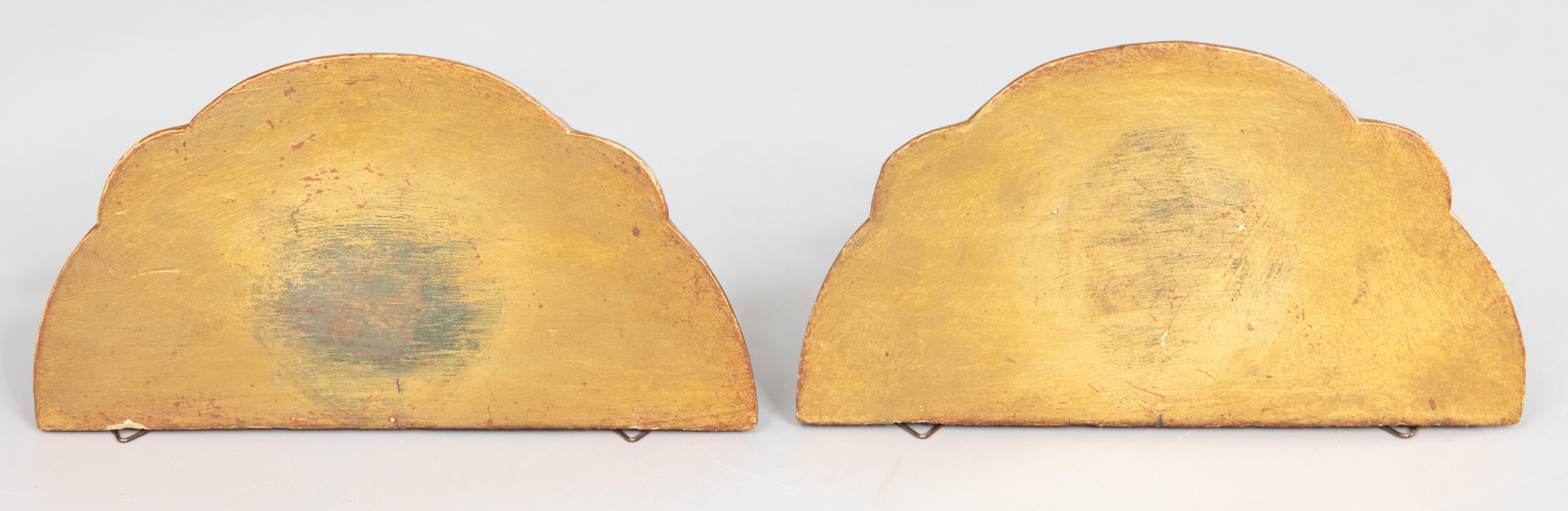 Pareja de estantes de pared de madera dorada con hojas de acanto florentina italiana c. 1950 mediados del siglo XX en venta