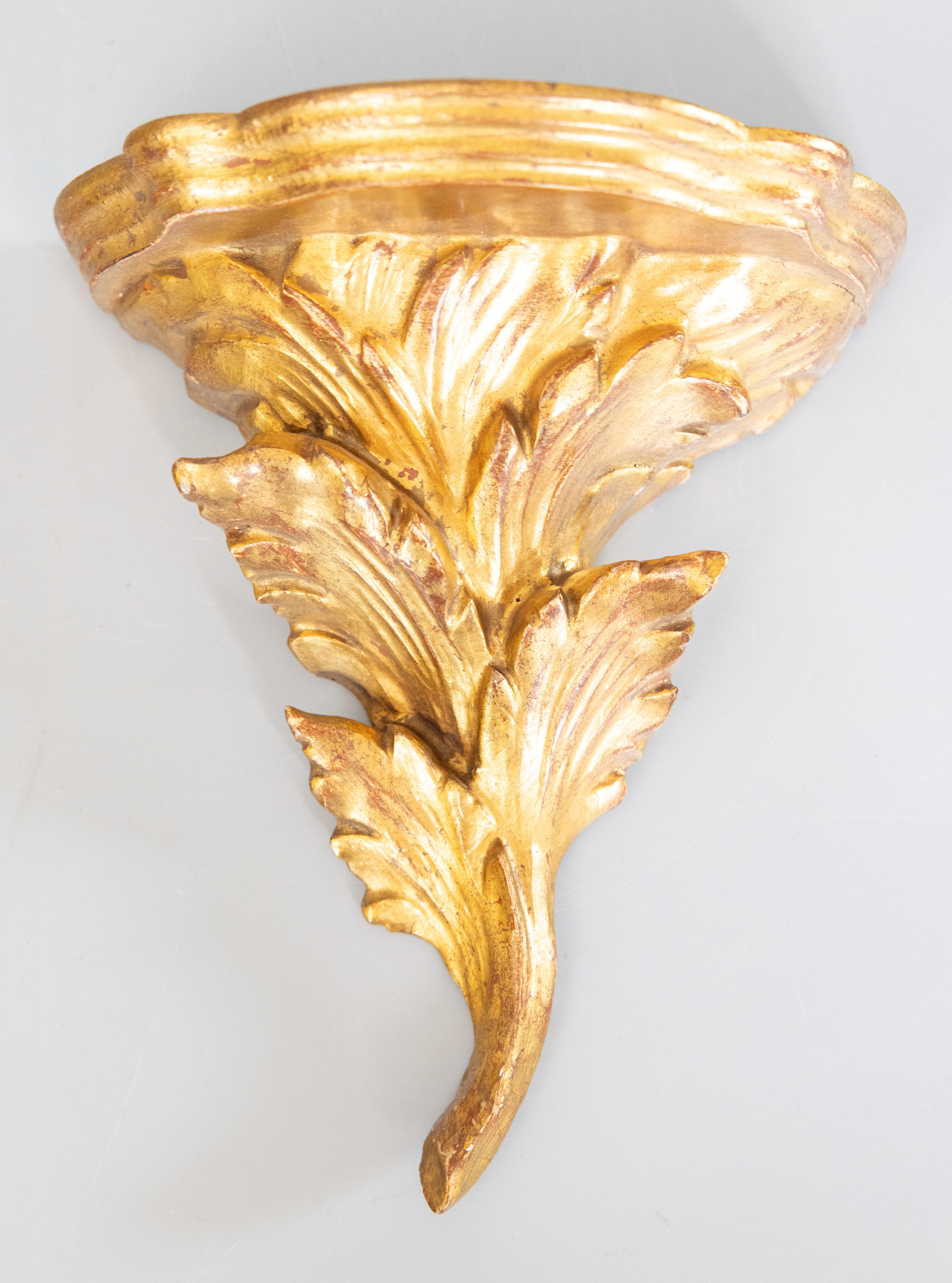 Pareja de estantes de pared de madera dorada con hojas de acanto florentina italiana c. 1950 Tallado a mano en venta