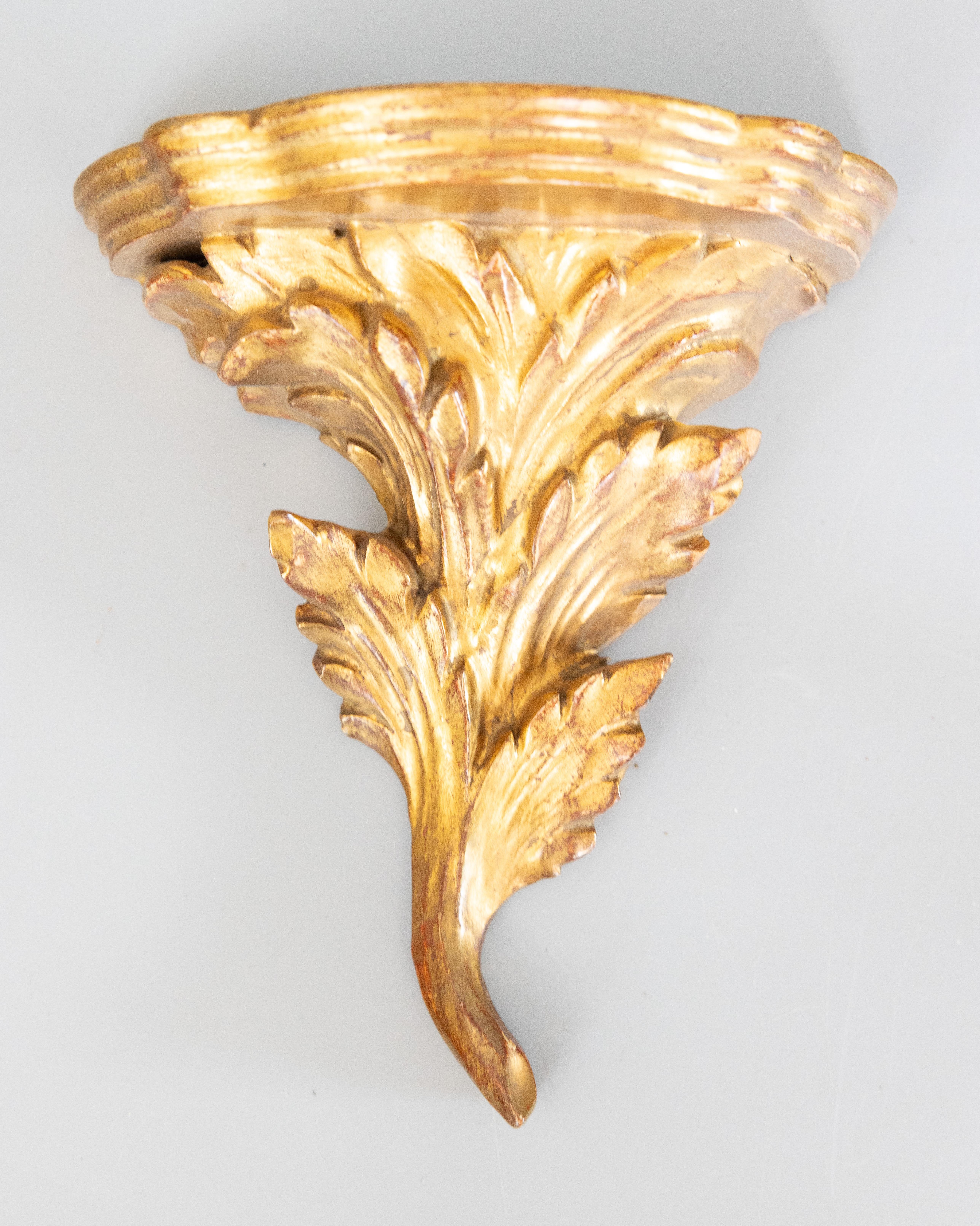 Pareja de estantes de pared de madera dorada con hojas de acanto florentina italiana c. 1950 en Bueno estado para la venta en Pearland, TX