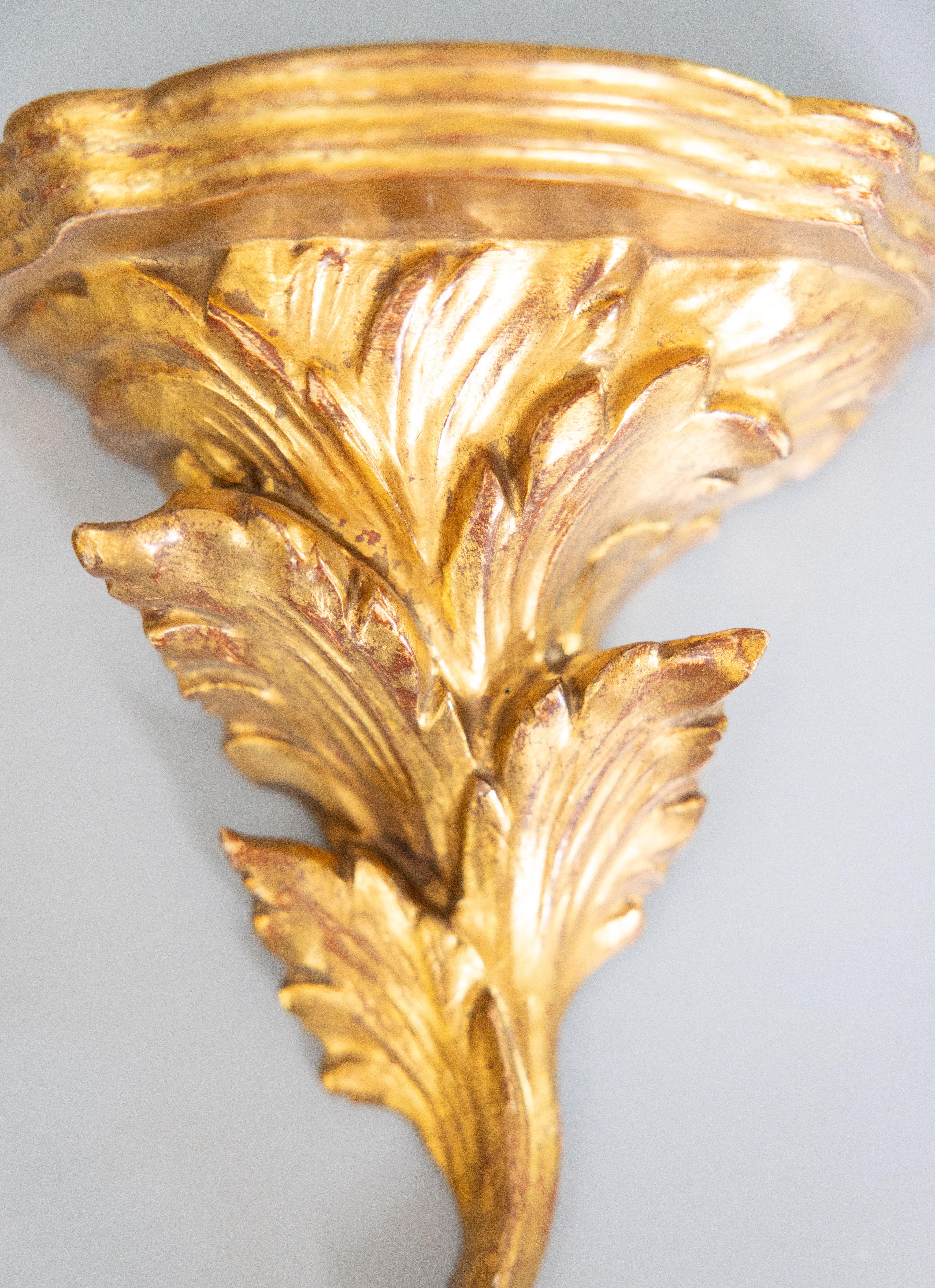 Pareja de estantes de pared de madera dorada con hojas de acanto florentina italiana c. 1950 Madera dorada en venta