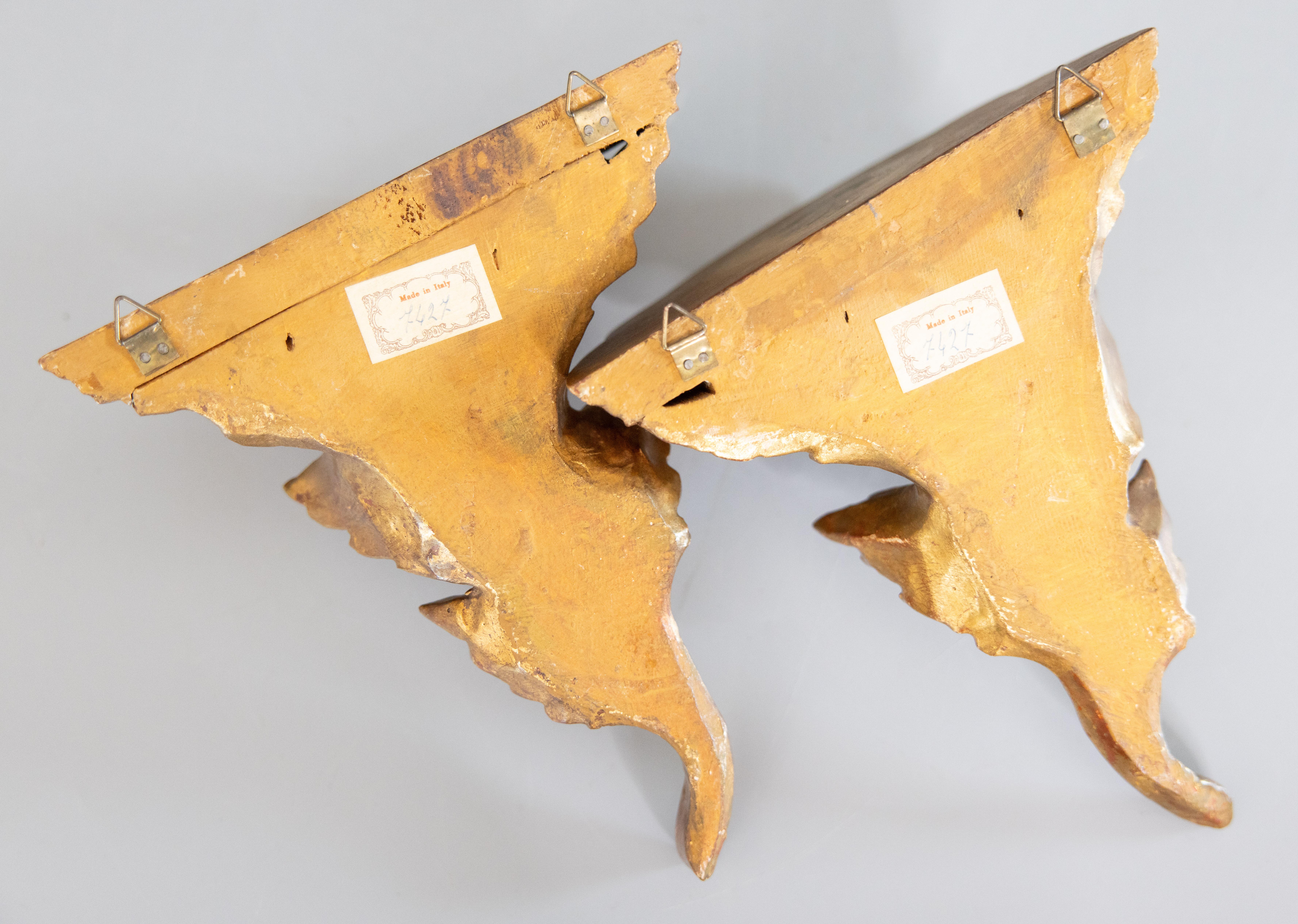 Pareja de estantes de pared de madera dorada con hojas de acanto florentina italiana c. 1950 en venta 2