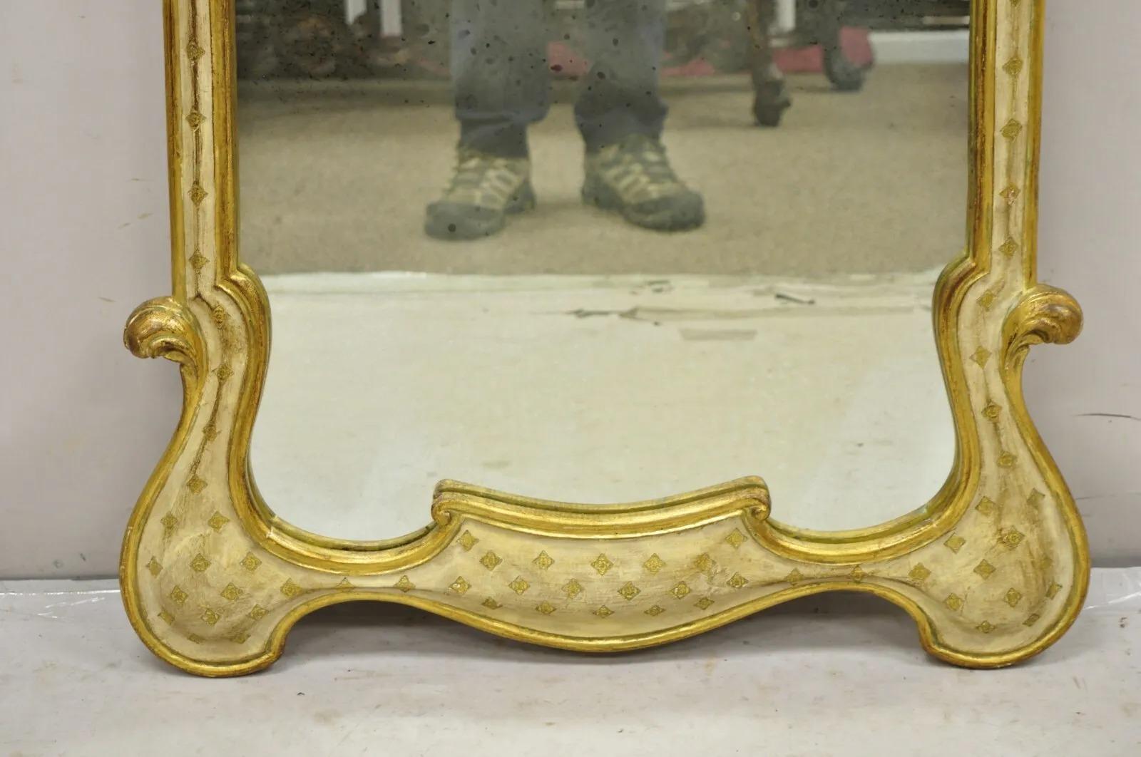 Vintage Italian Florentine Carved Sculpted Giltwood Cream and Gold Wall Mirror In Good Condition For Sale In Philadelphia, PA