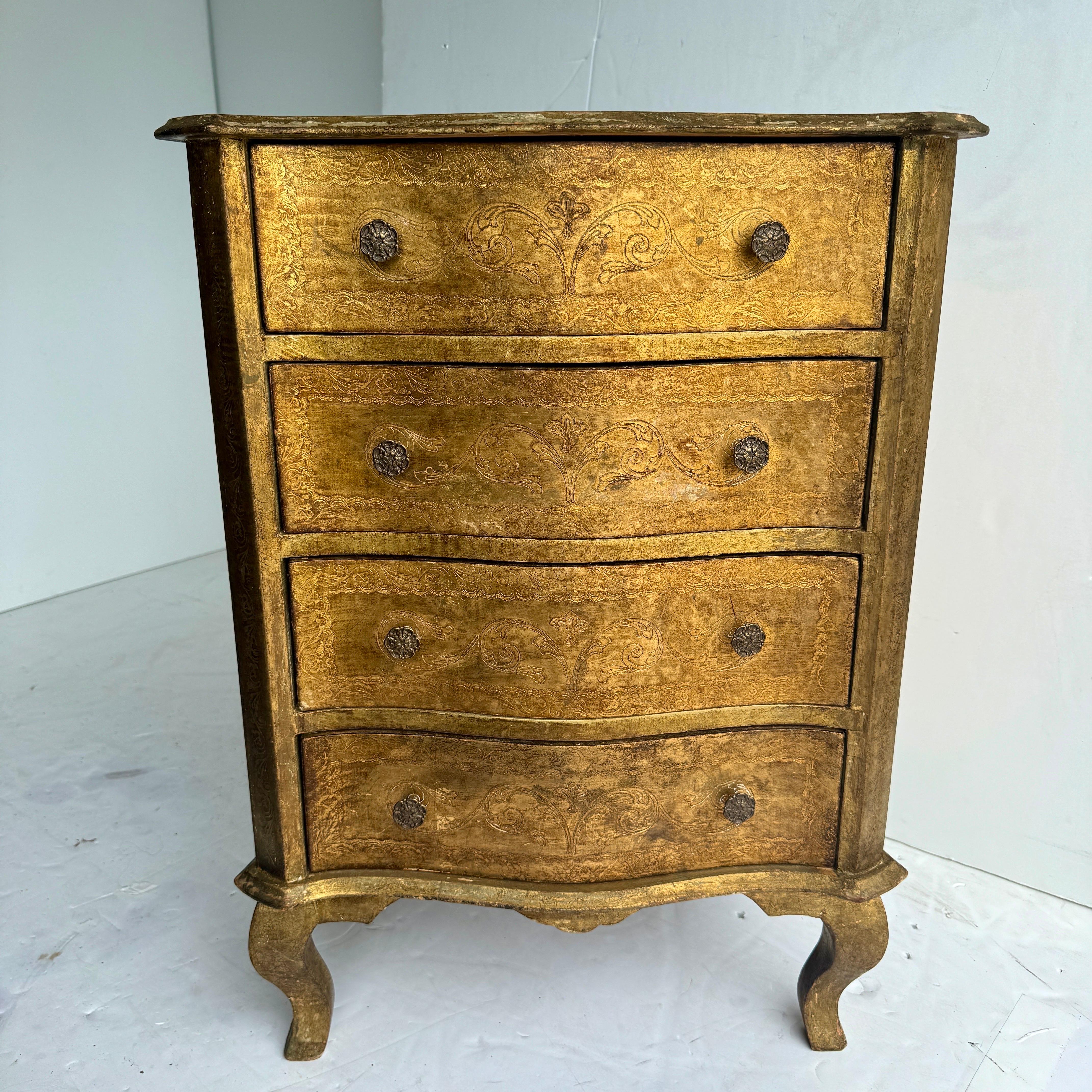 Incantevole comodino Florentine a 4 cassetti con accenti dorati e gambe cabriole. Prodotto in Italia. Questa cassapanca è un pezzo molto versatile che può essere utilizzato come tavolino in salotto, nel foyer o accanto al letto in qualsiasi ambiente