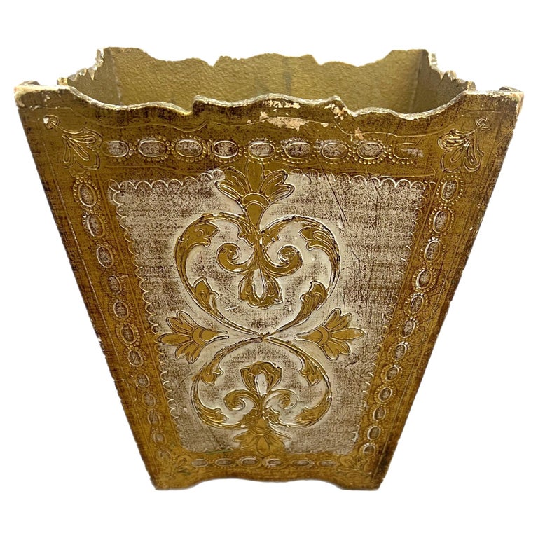 Vieille corbeille à papier italienne florentine dorée et peinte En vente  sur 1stDibs