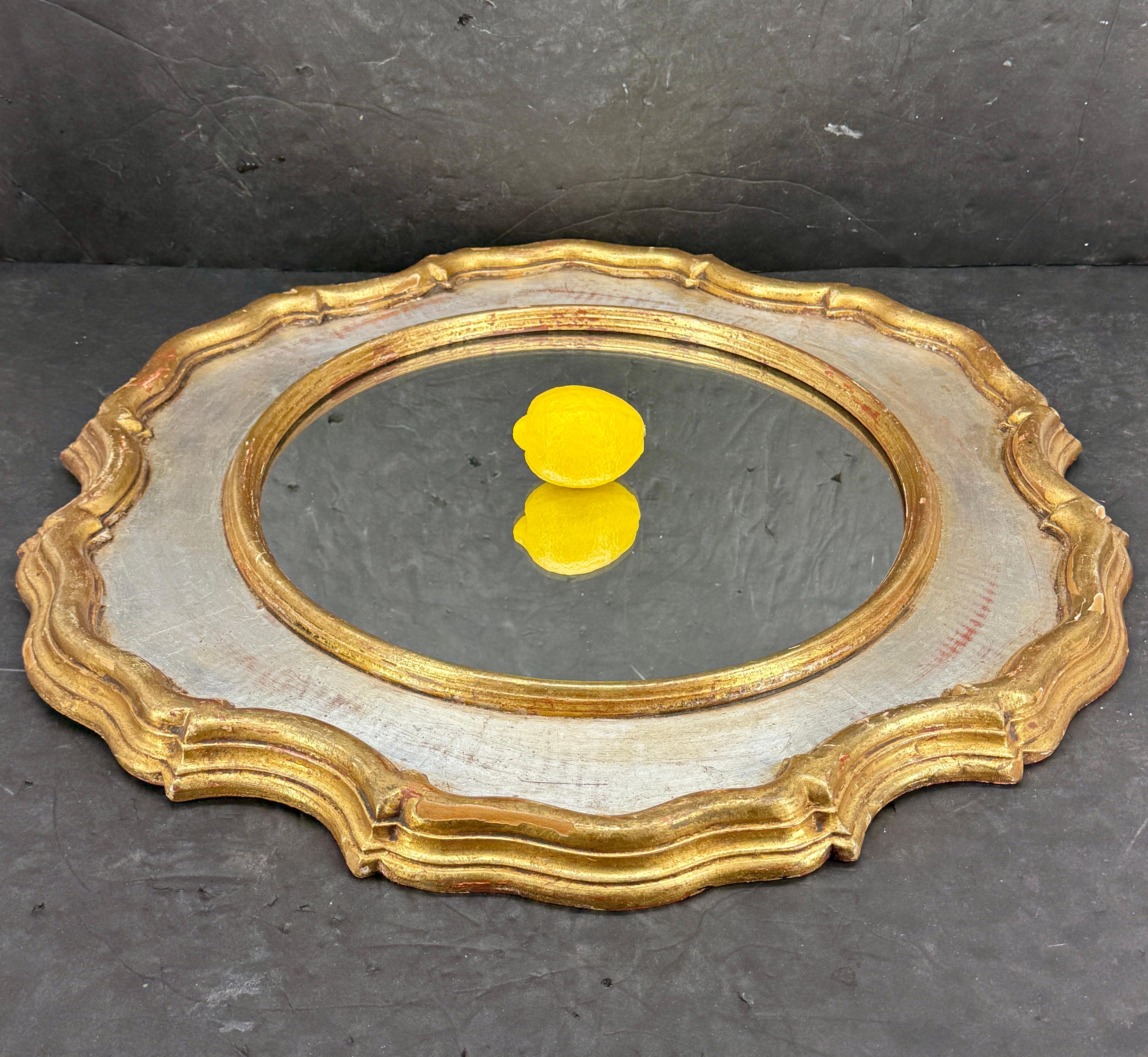 Specchio Florentine in oro e argento dorato, anni '50, Italia. Età e patina meravigliose per questo pezzo affascinante. Fantastico specchio da solo o da aggiungere a un gruppo su una parete o in un soggiorno, una sala da pranzo, un foyer, una camera