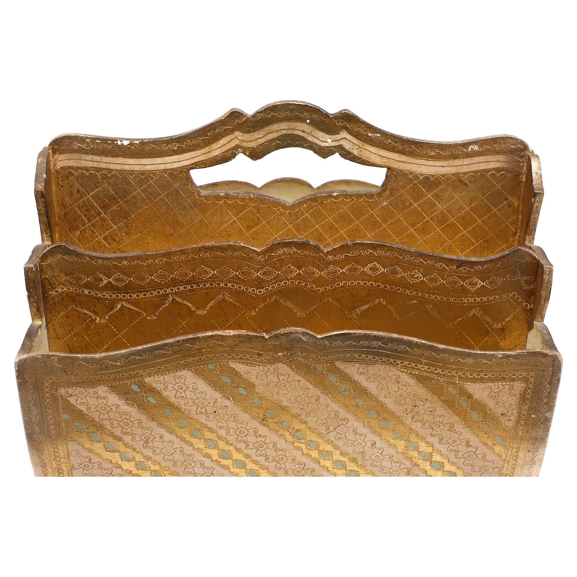 Porta riviste fiorentino vintage. Tutto autentico e originale, è realizzato in legno e presenta la meravigliosa finitura dorata fiorentina. È a doppia faccia.
