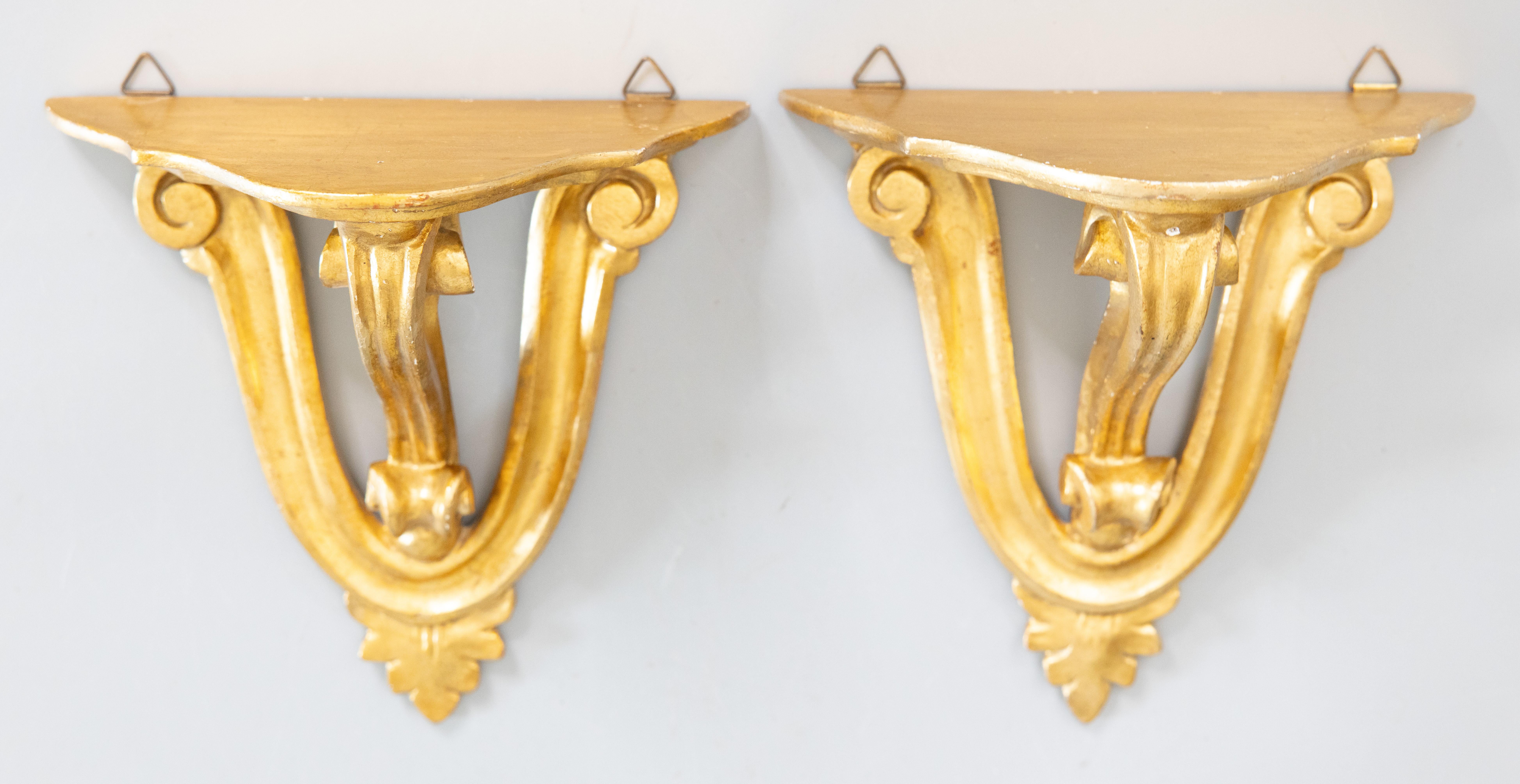 Ein schönes Paar italienischer vergoldeter Wandhalterungen oder Regale aus Florenz, Italien, um 1950. Diese stilvollen Konsolen haben handgeschnitzte Schnörkel und eine schöne vergoldete Patina. Sie eignen sich hervorragend zur Präsentation von