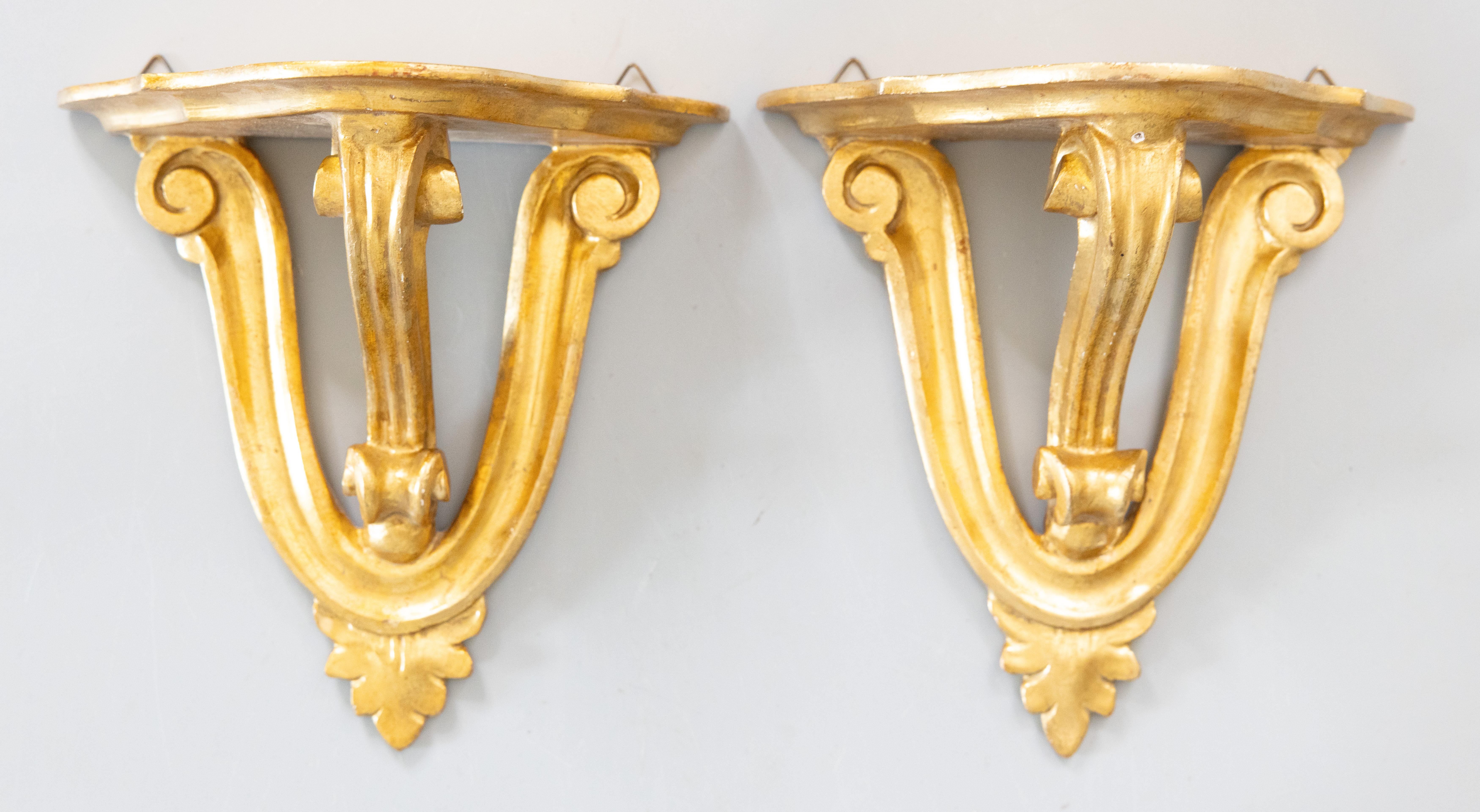 Paar italienische Florentiner Wandregale im neoklassischen Stil aus Giltwood, um 1950 (Italienisch) im Angebot