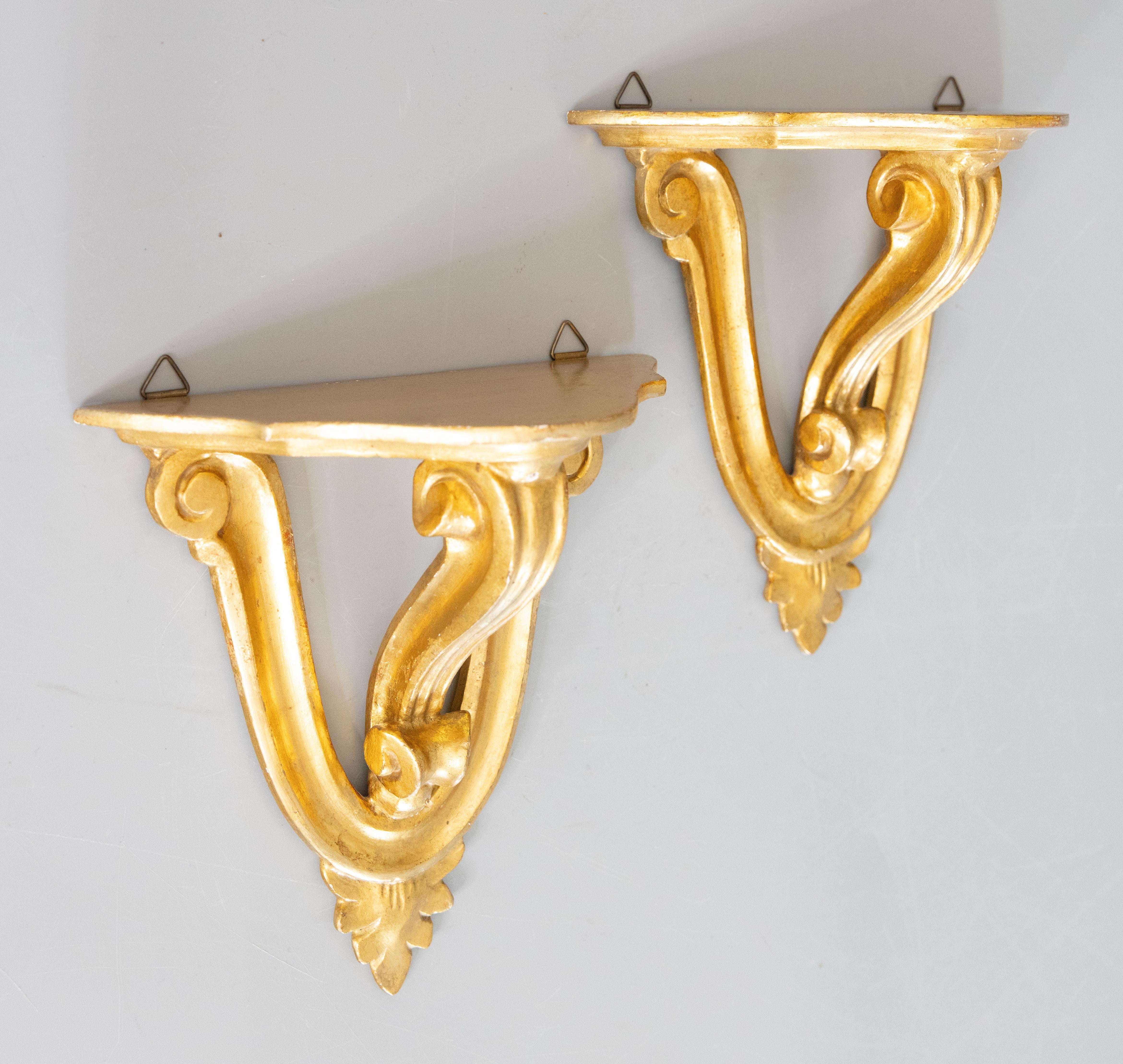 Paar italienische Florentiner Wandregale im neoklassischen Stil aus Giltwood, um 1950 (Handgeschnitzt) im Angebot