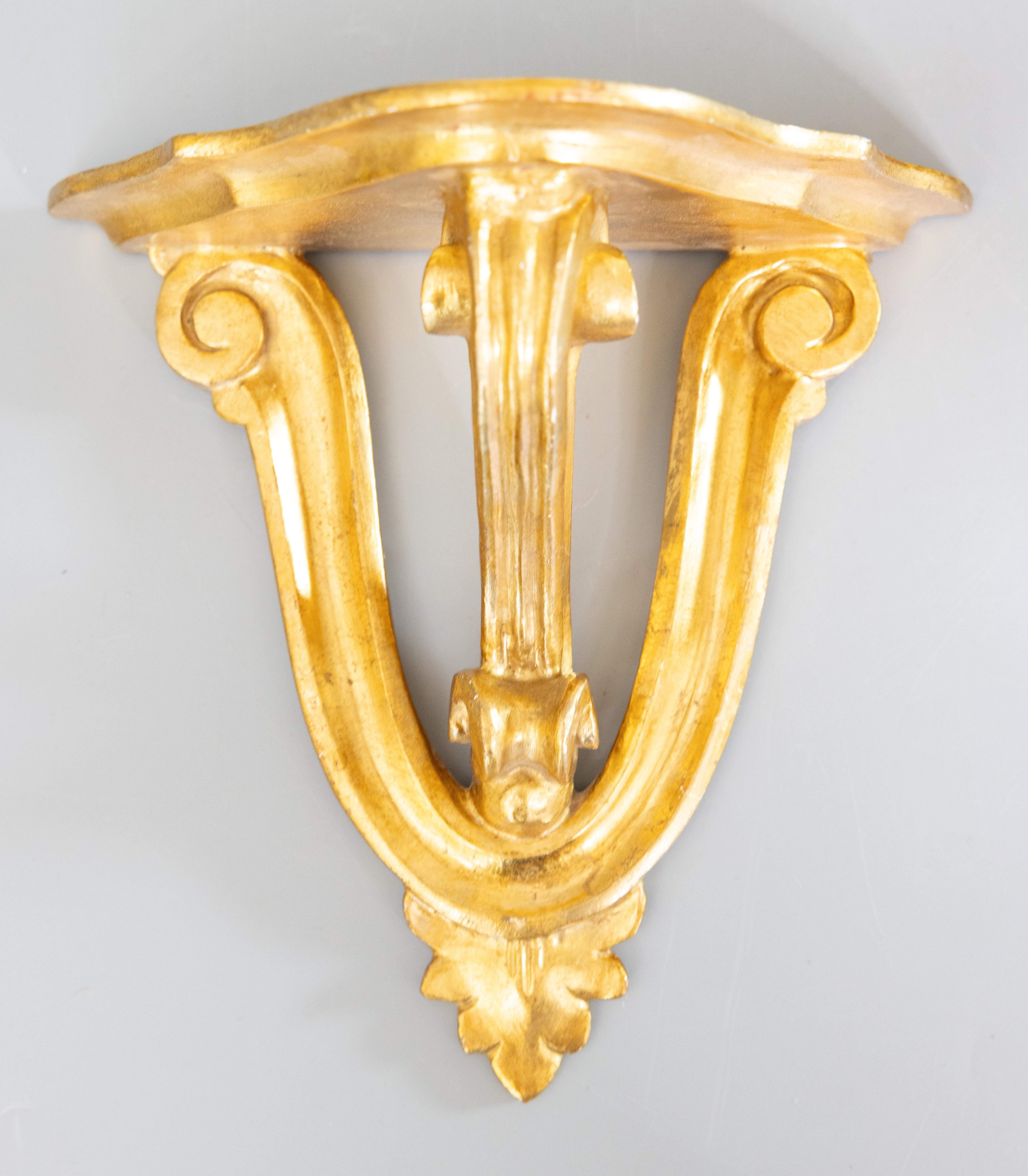 Paar italienische Florentiner Wandregale im neoklassischen Stil aus Giltwood, um 1950 (Mitte des 20. Jahrhunderts) im Angebot