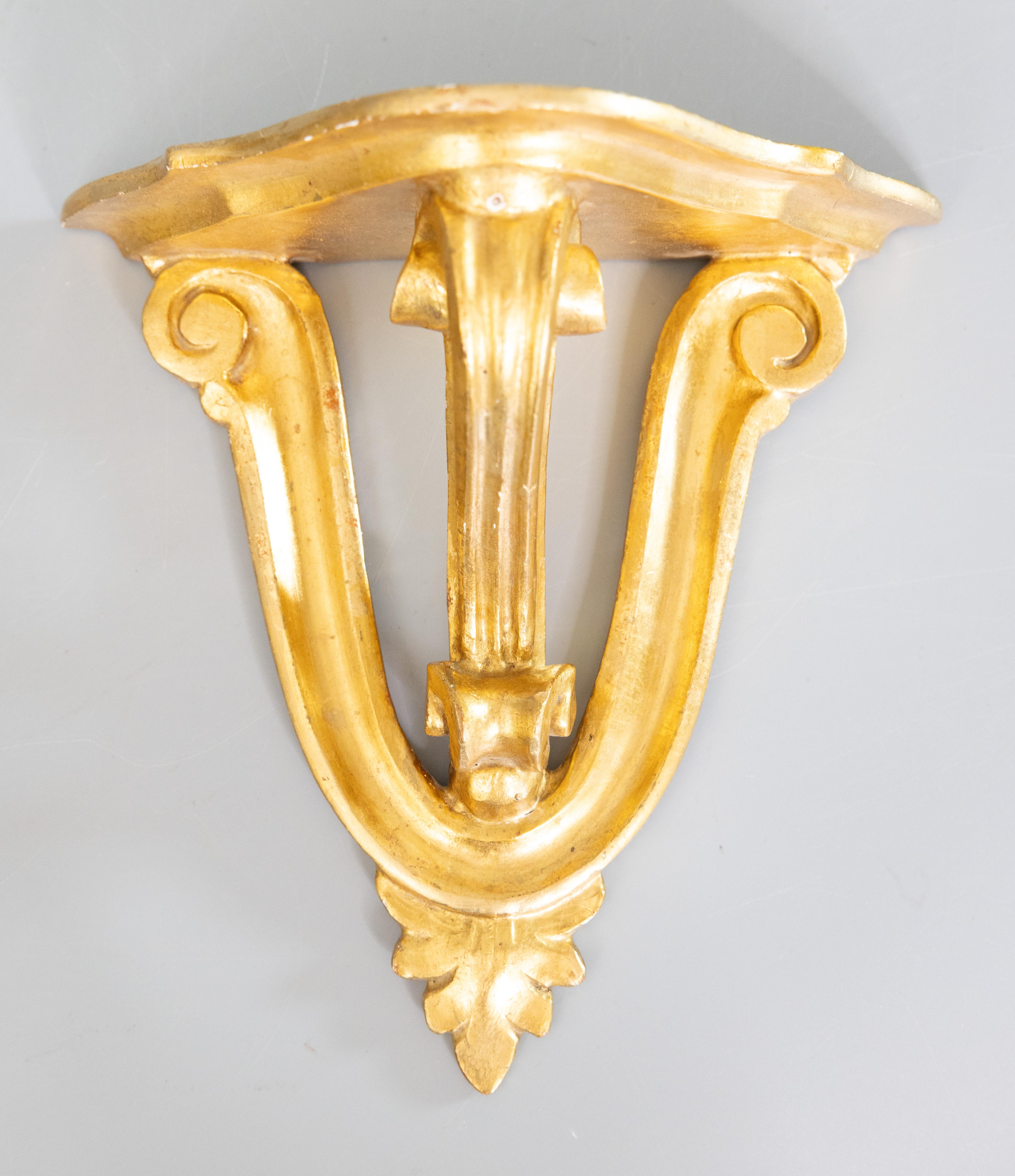 Paar italienische Florentiner Wandregale im neoklassischen Stil aus Giltwood, um 1950 (Vergoldetes Holz) im Angebot