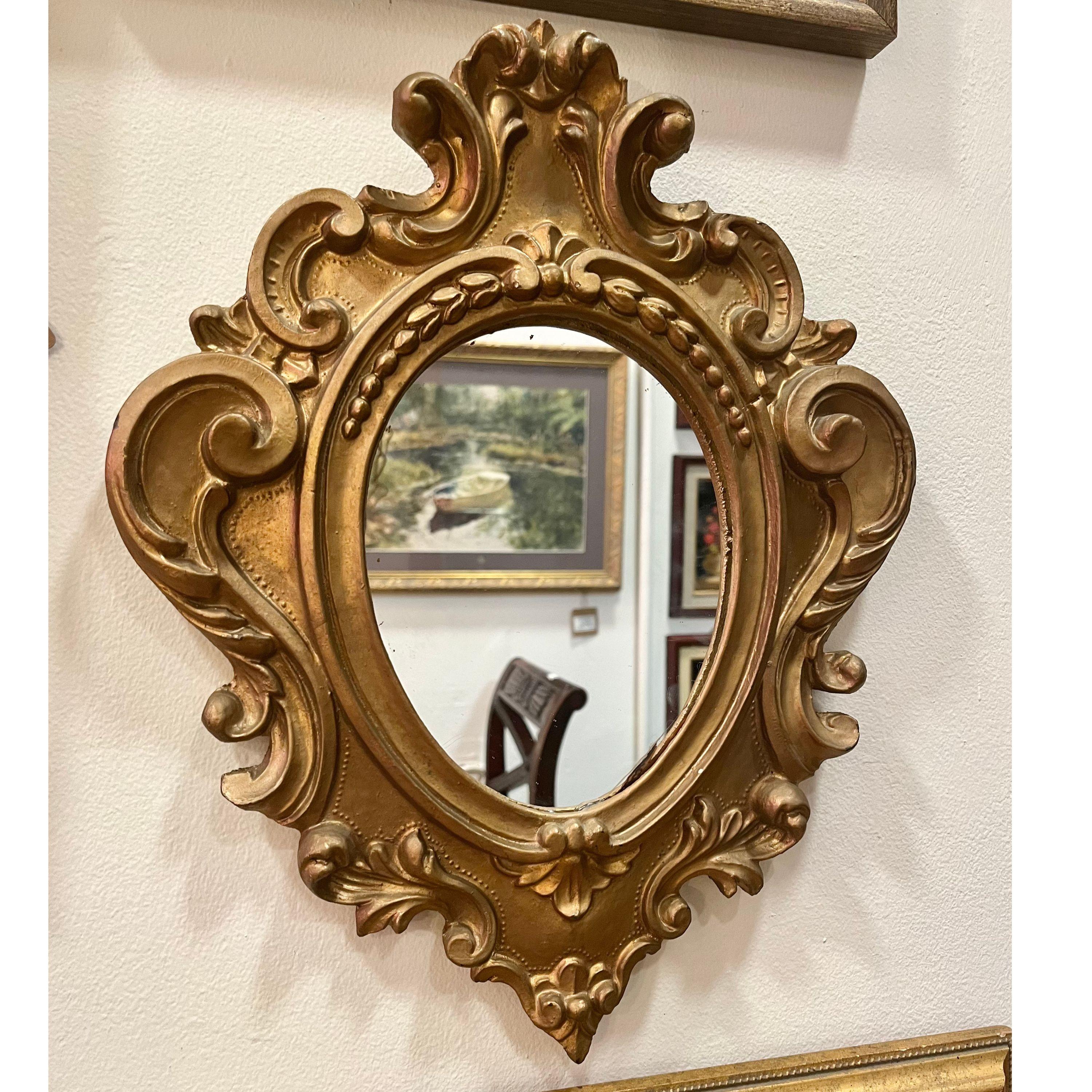 Verleihen Sie Ihrem Raum einen Hauch zeitloser Eleganz mit diesem exquisiten Spiegel aus italienischem Giltwood. Mit einer Länge von 15