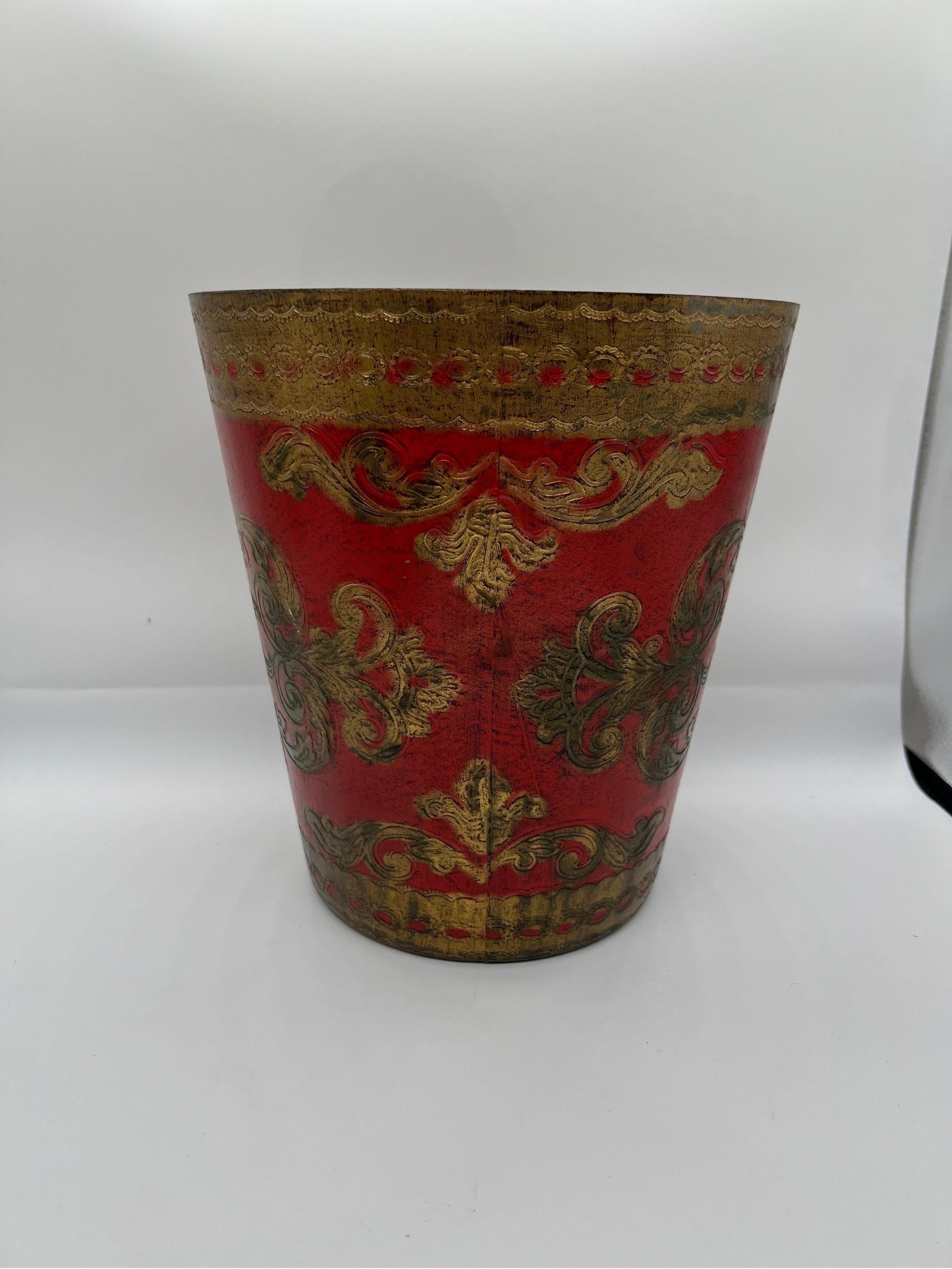 Vintage Italian Florentine Rot & Gold Papierkorb oder Mülleimer, auf der Unterseite markiert.
