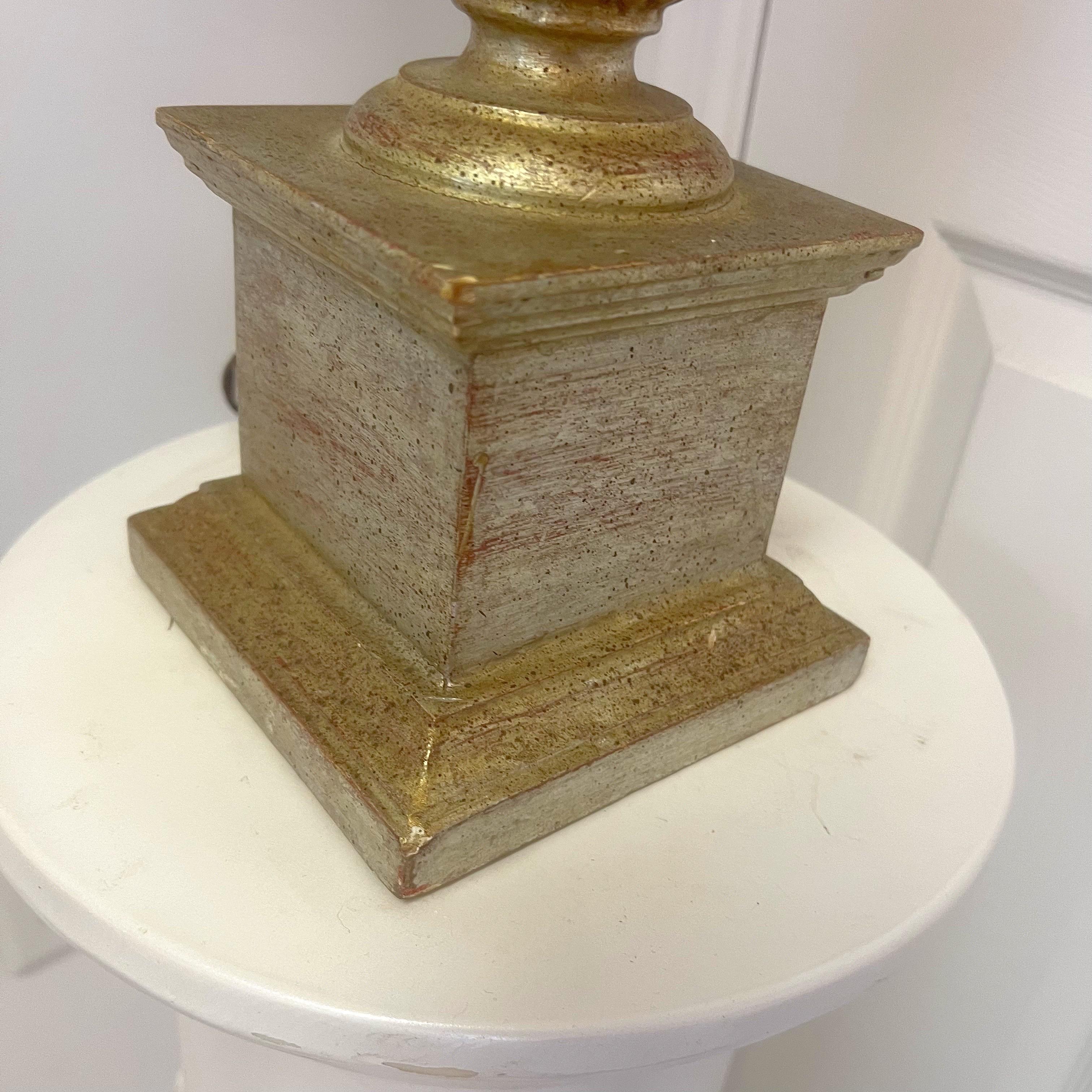 Bellissima lampada italiana Florentine in argento e oro con base quadrata.  Paralume in gorgonia con dettagli floreali e perline decorative.  

Le misure si riferiscono alla lampada dalla base all'attacco, ma il paralume è incluso. 
Misure del