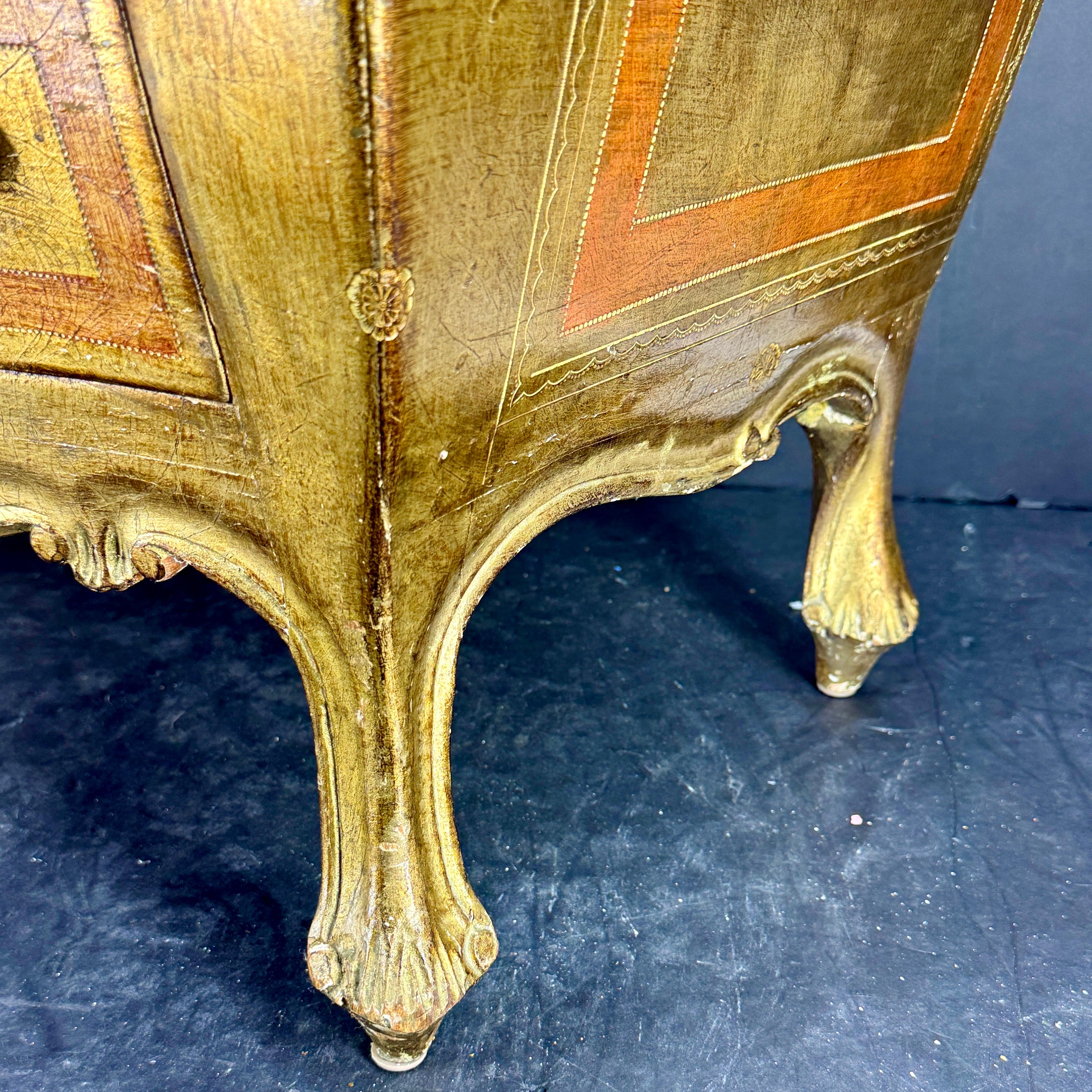 Mesilla de noche vintage italiana de madera florentina, circa años 60 en venta 3