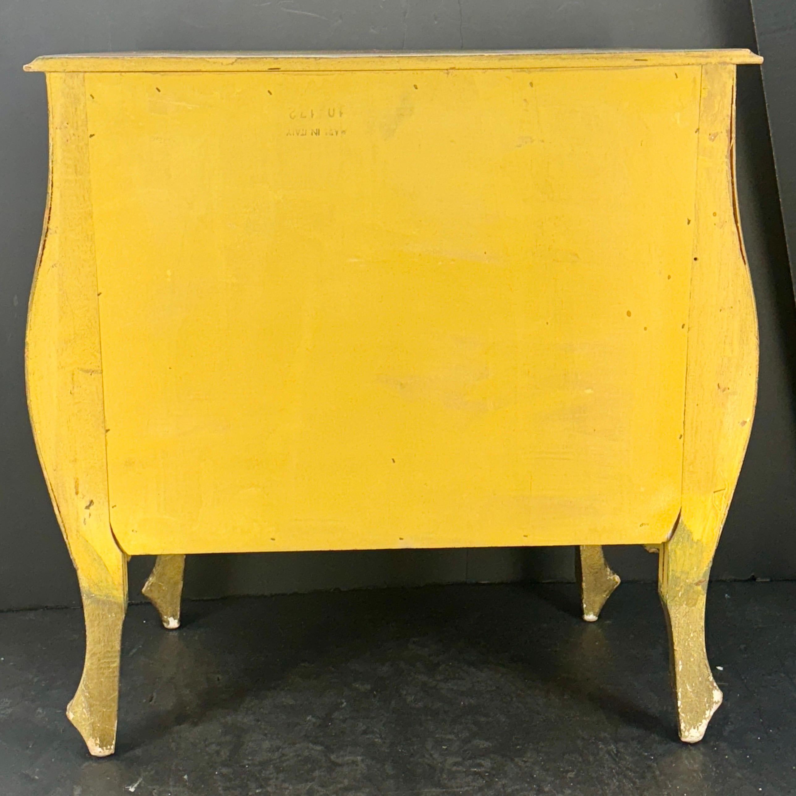 Mesilla de noche vintage italiana de madera florentina, circa años 60 en venta 6