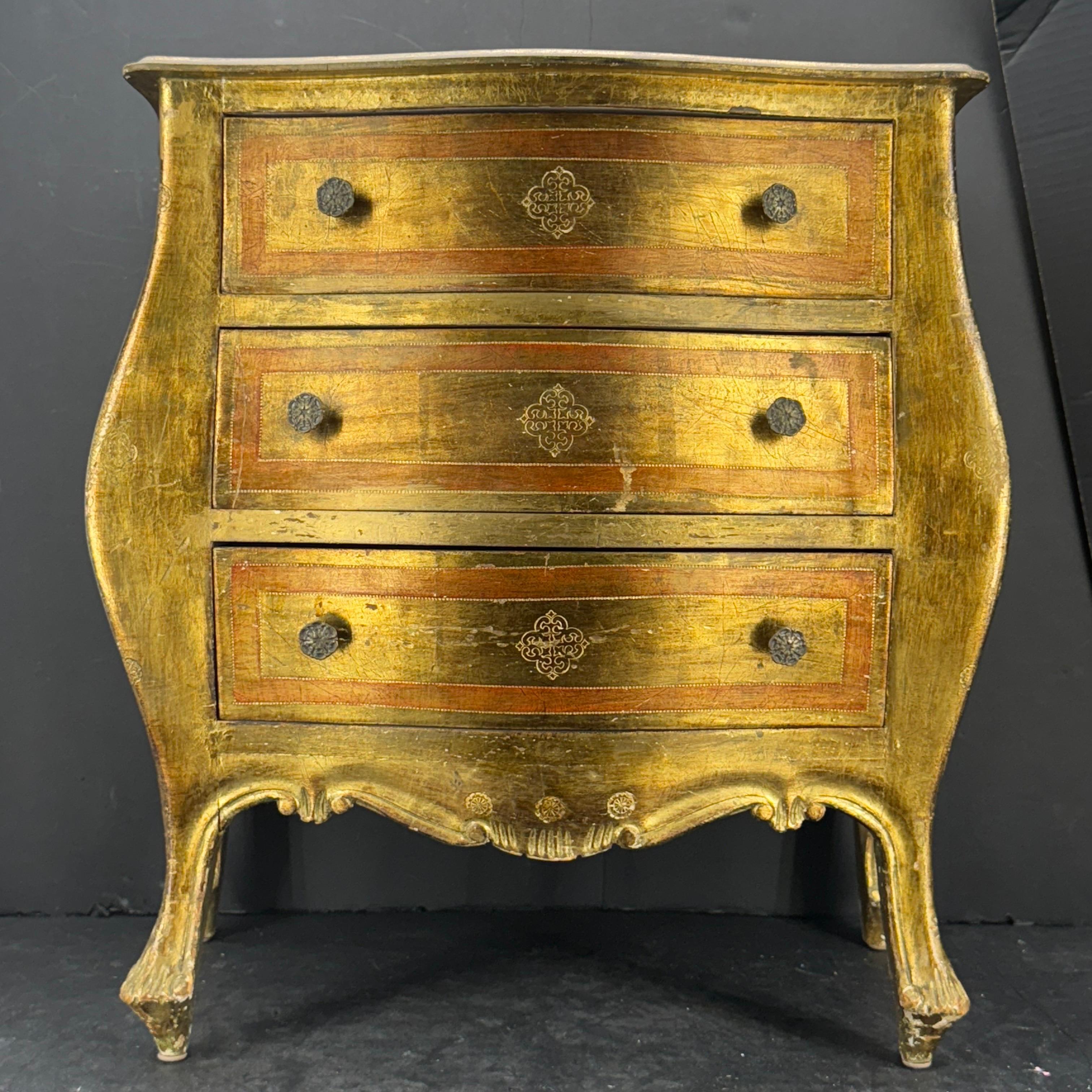 Mesilla de noche vintage italiana de madera florentina, circa años 60 Dorado en venta
