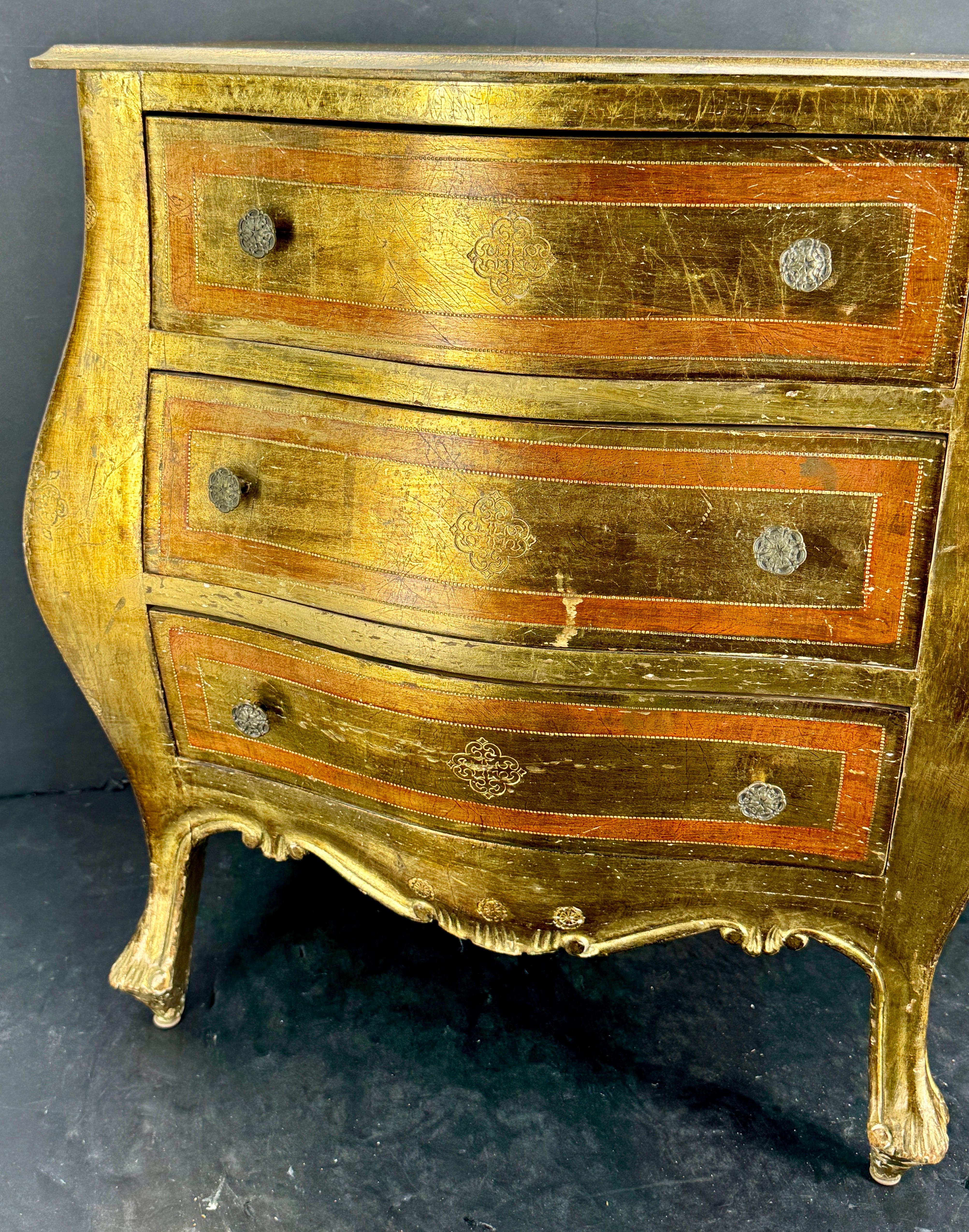 Mesilla de noche vintage italiana de madera florentina, circa años 60 siglo XX en venta
