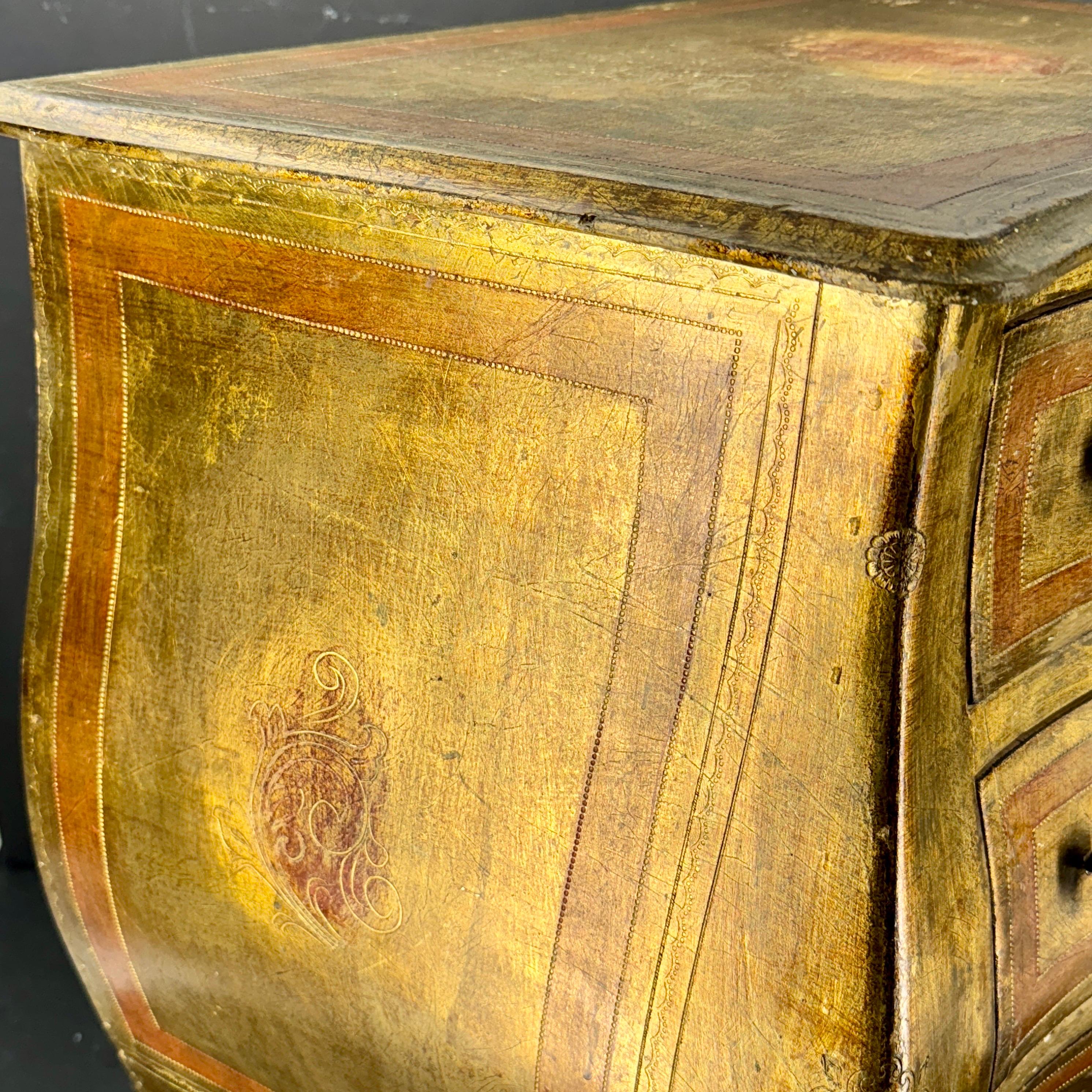 Mesilla de noche vintage italiana de madera florentina, circa años 60 Oro en venta
