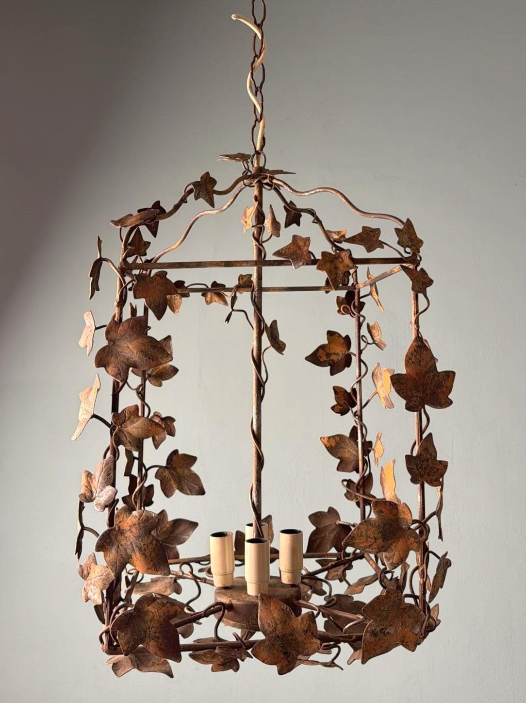 We kindly invite you to read the entire description, as we strive to provide you with detailed technical and historical information to ensure the authenticity of our items.
This refined wrought iron chandelier is a true masterpiece of Italian