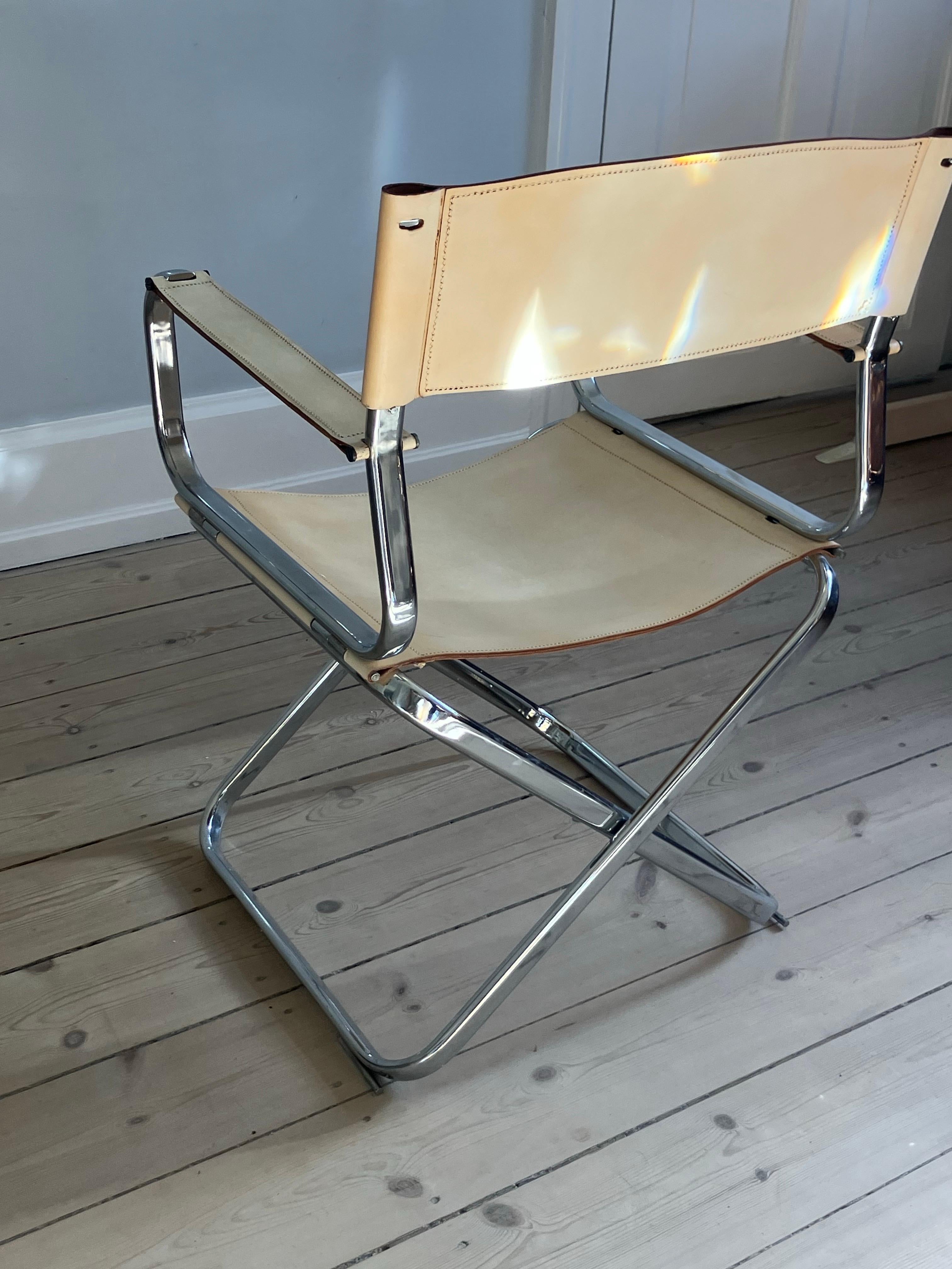 Italienischer Klappstuhl Vintage in hellbeigefarbenem Leder und verchromtem Rohrgestell im Angebot 8