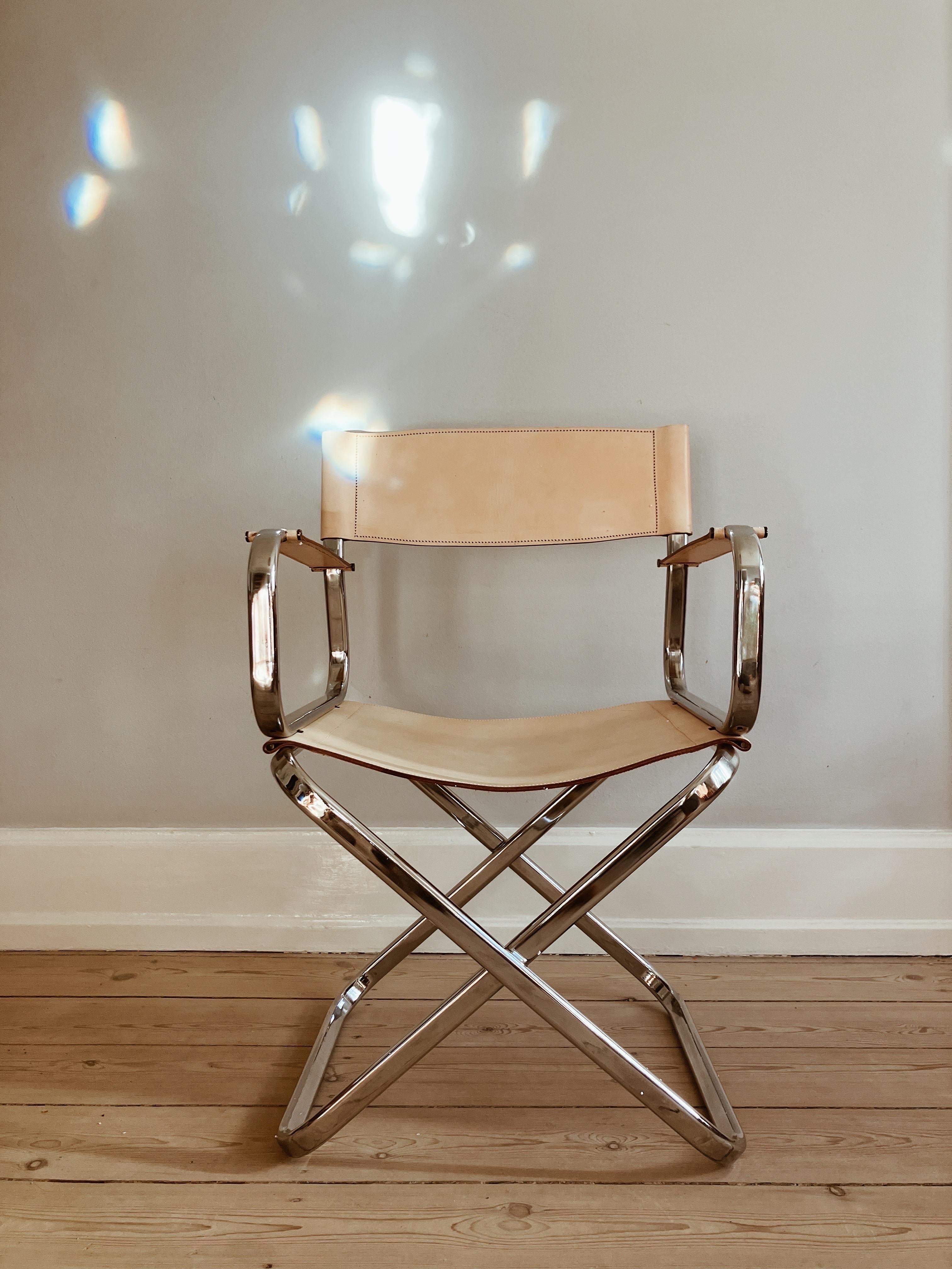 Italienischer Klappstuhl Vintage in hellbeigefarbenem Leder und verchromtem Rohrgestell im Angebot 9