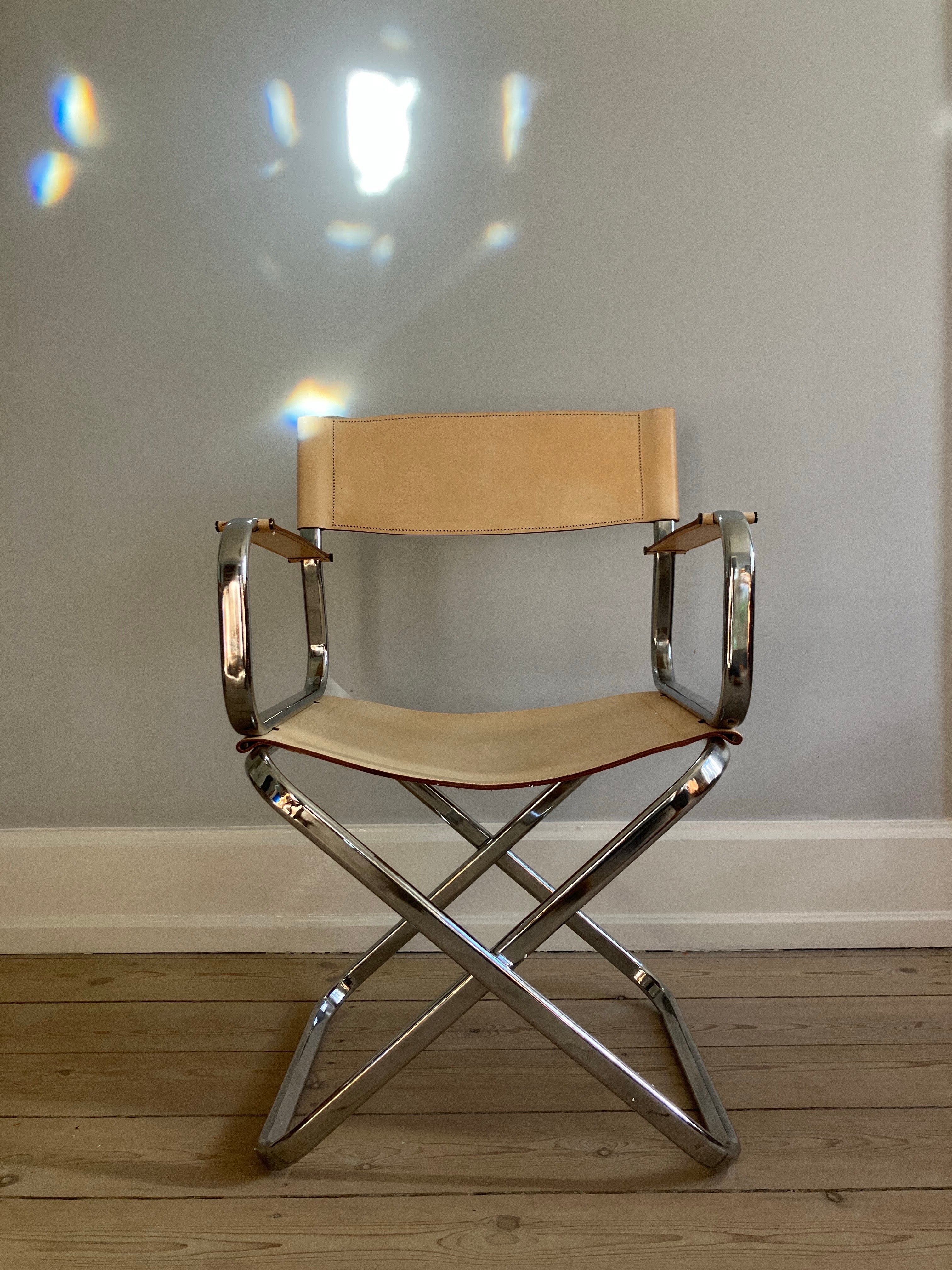 Italienischer Klappstuhl Vintage in hellbeigefarbenem Leder und verchromtem Rohrgestell (Skandinavische Moderne) im Angebot