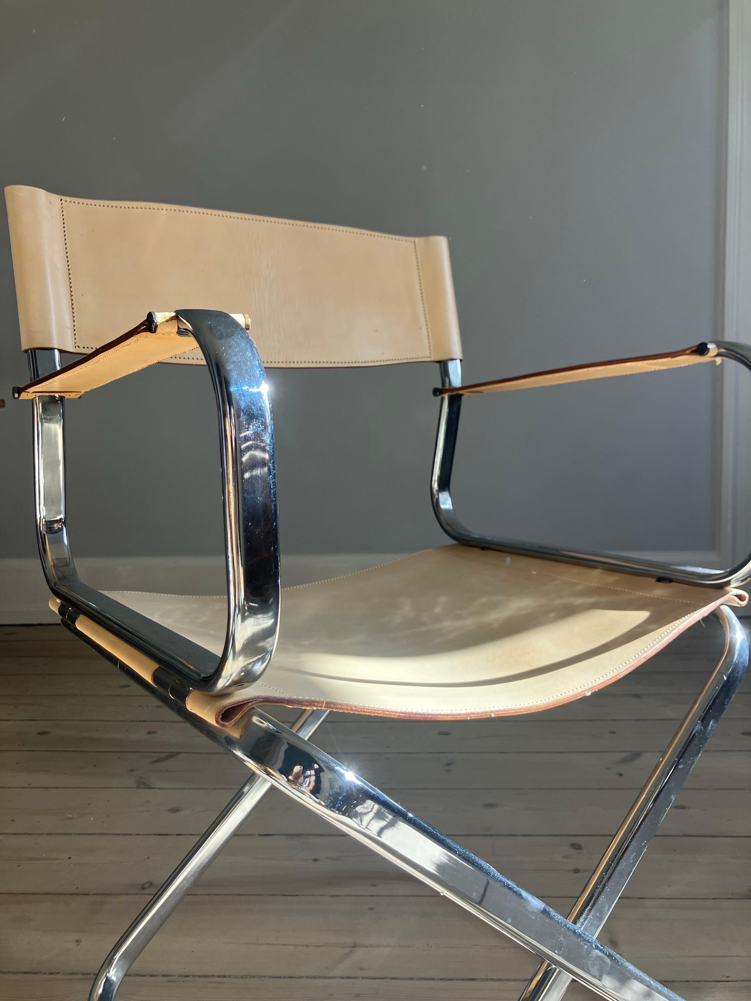 Italienischer Klappstuhl Vintage in hellbeigefarbenem Leder und verchromtem Rohrgestell im Zustand „Gut“ im Angebot in Copenhagen, DK