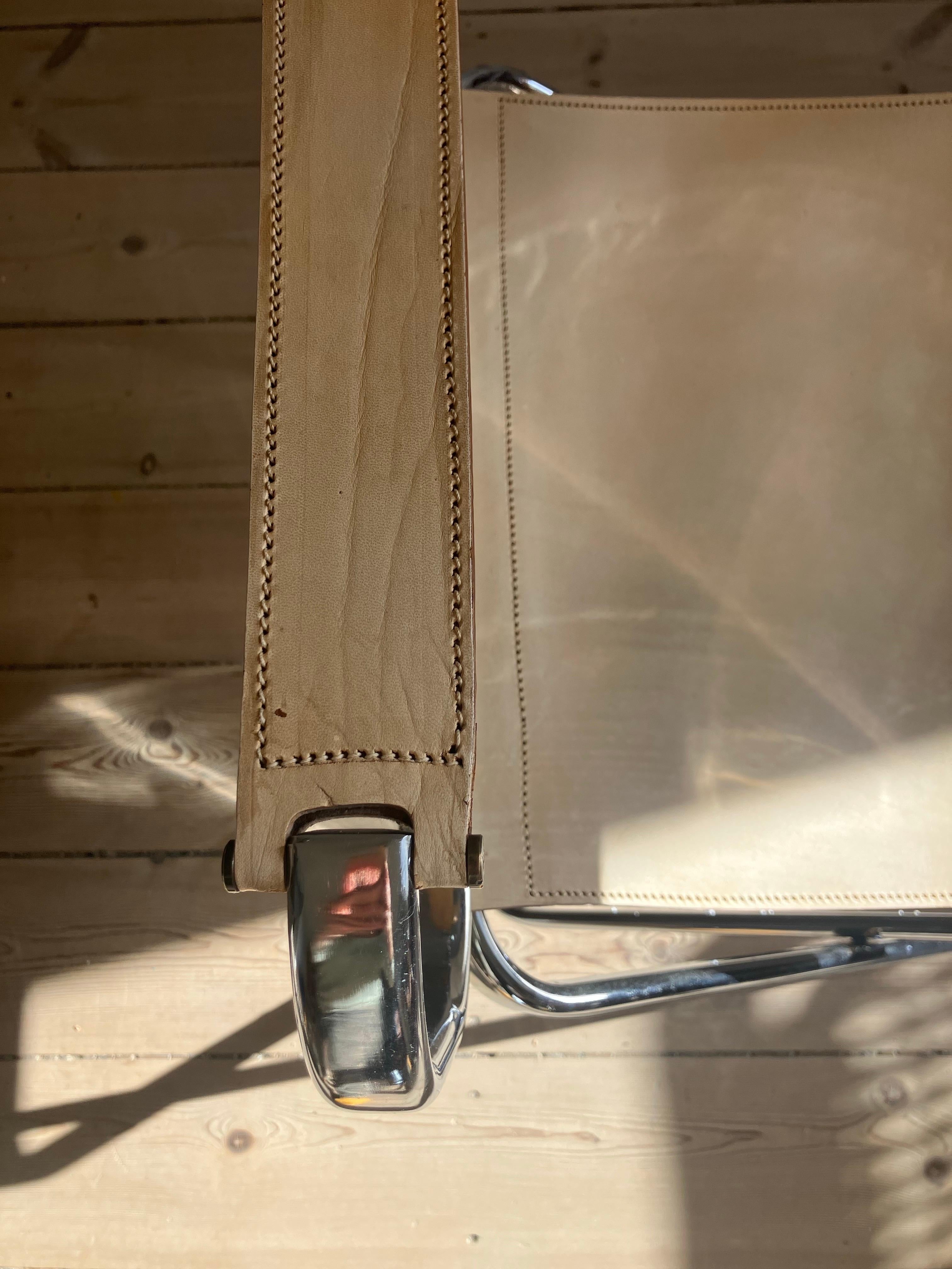Italienischer Klappstuhl Vintage in hellbeigefarbenem Leder und verchromtem Rohrgestell (Ende des 20. Jahrhunderts) im Angebot