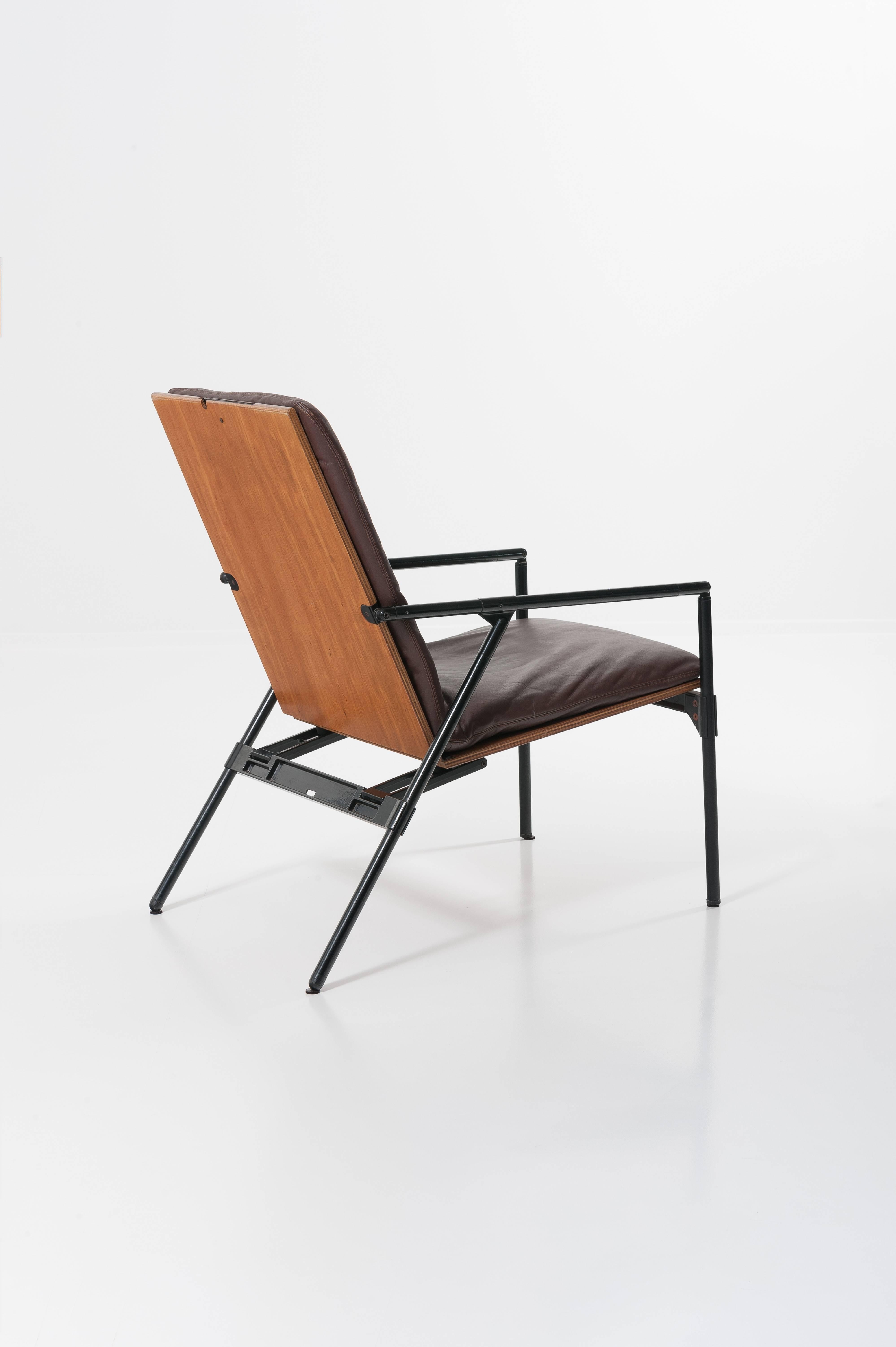 Vintage folding armchair upholstery with dark brown leather, black metal structure, could be hang, Italy, circa 1960.
Measures: H 83 cm 52 x 76 cm.