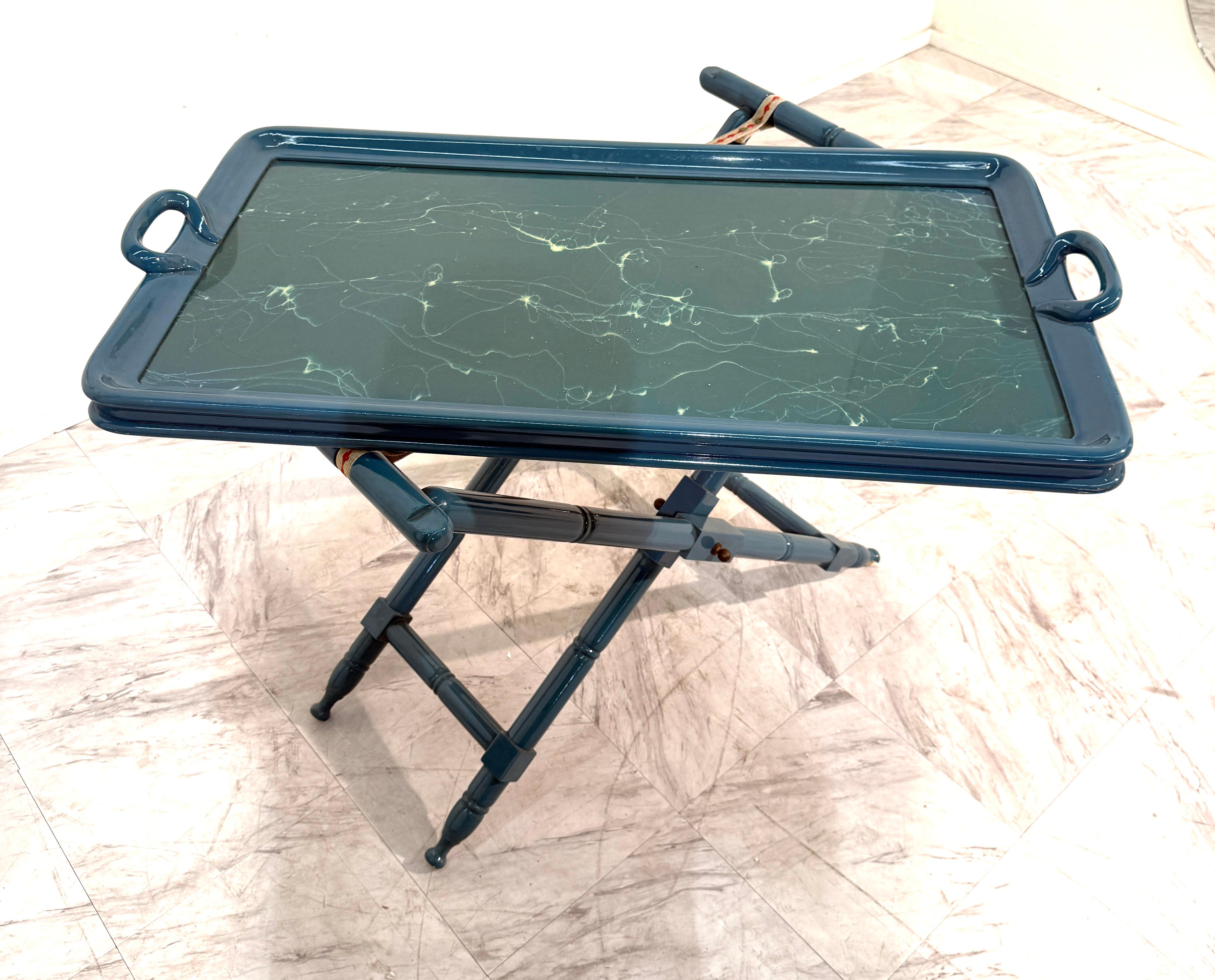 Vintage Italian Folding Tray Table mit grüner Marmorplatte (Holz) im Angebot