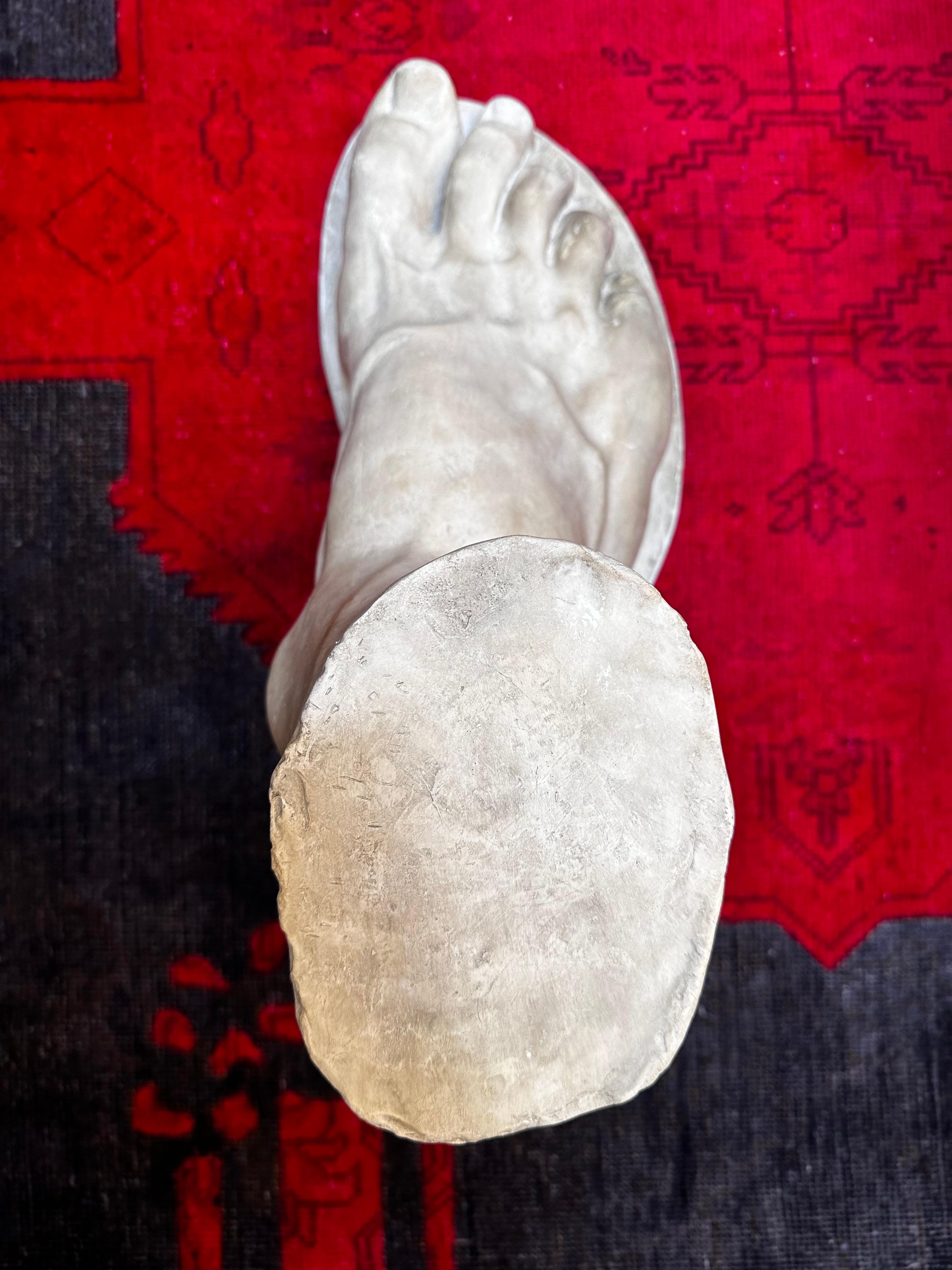 Handgefertigte italienische Vintage-Gipsskulptur „Fuß“ aus Gips, 1970er Jahre (Ende des 20. Jahrhunderts) im Angebot