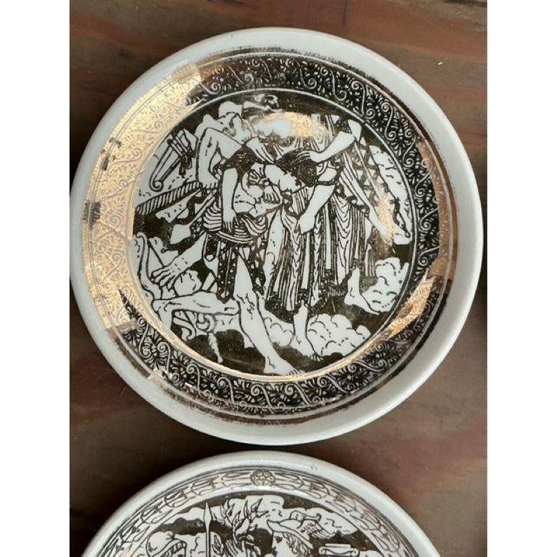 Vintage Italian Fornasetti Mythologische Keramik Untersetzer - Satz von 8 (Hollywood Regency) im Angebot