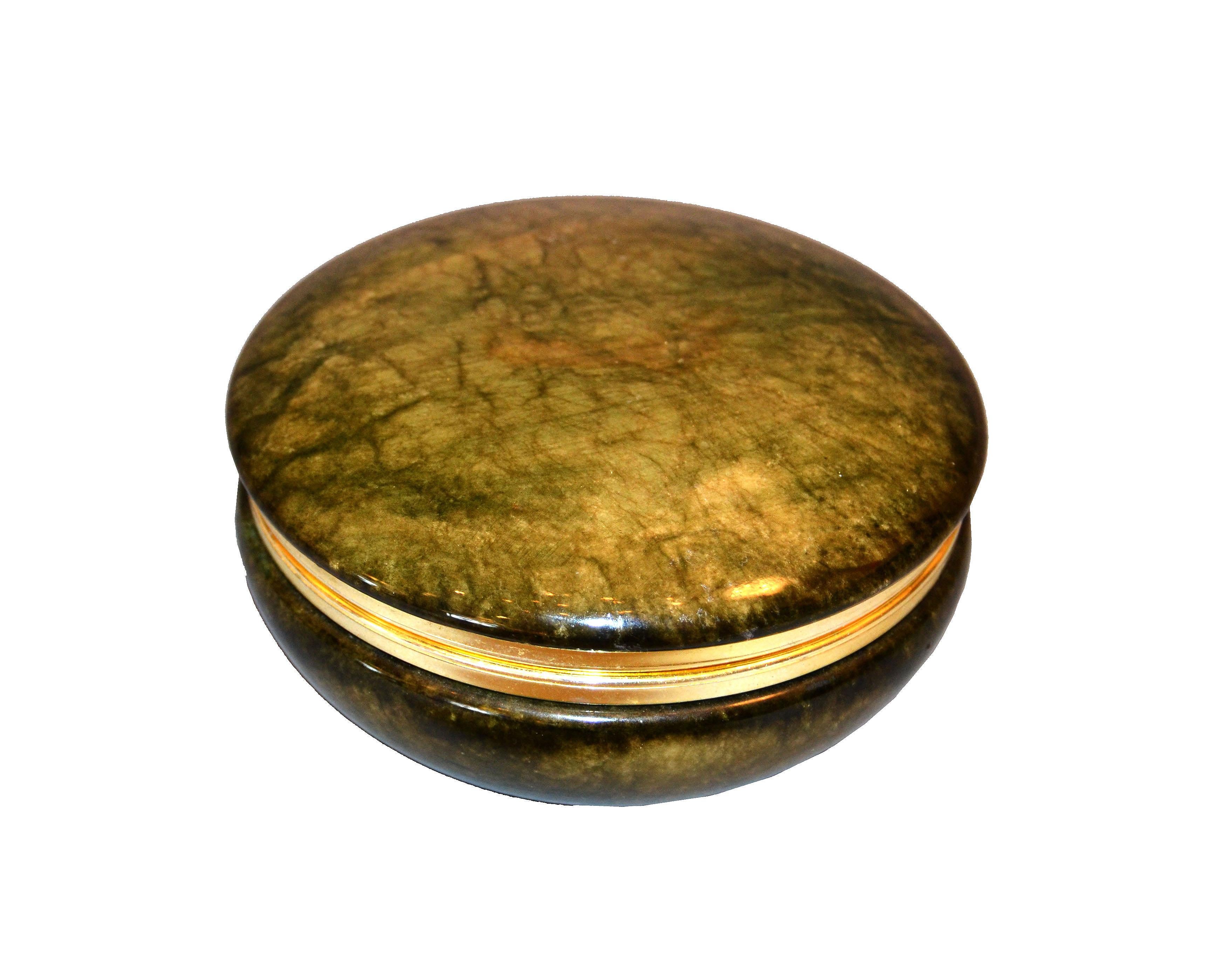 Vintage Italian genuine hand carved emerald green round alabaster box with brass ring made in Italy.
No markings.