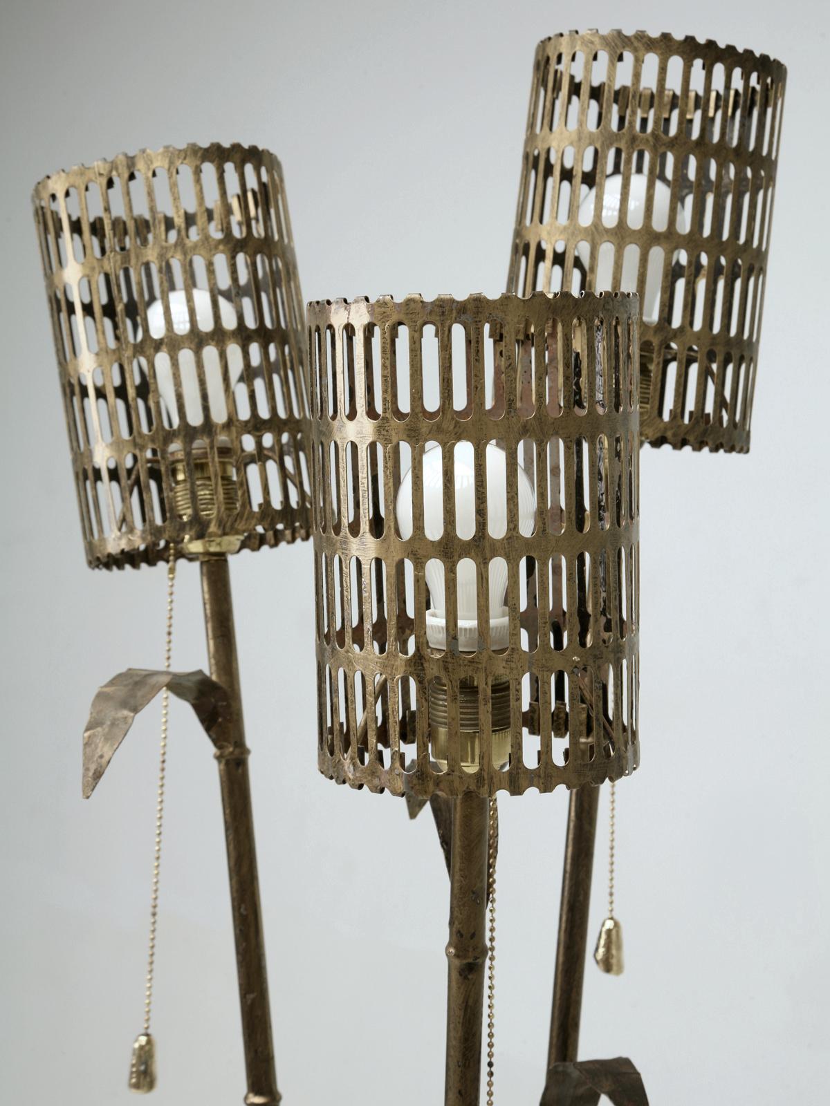 Vintage Midcentury Italian, métal doré en forme de bambou, lampadaire à 3 lumières avec abat-jour en métal d'origine assorti. La dorure du métal a été exécutée dans une belle couleur bronze foncé vieilli. Ce magnifique lampadaire italien doré peut