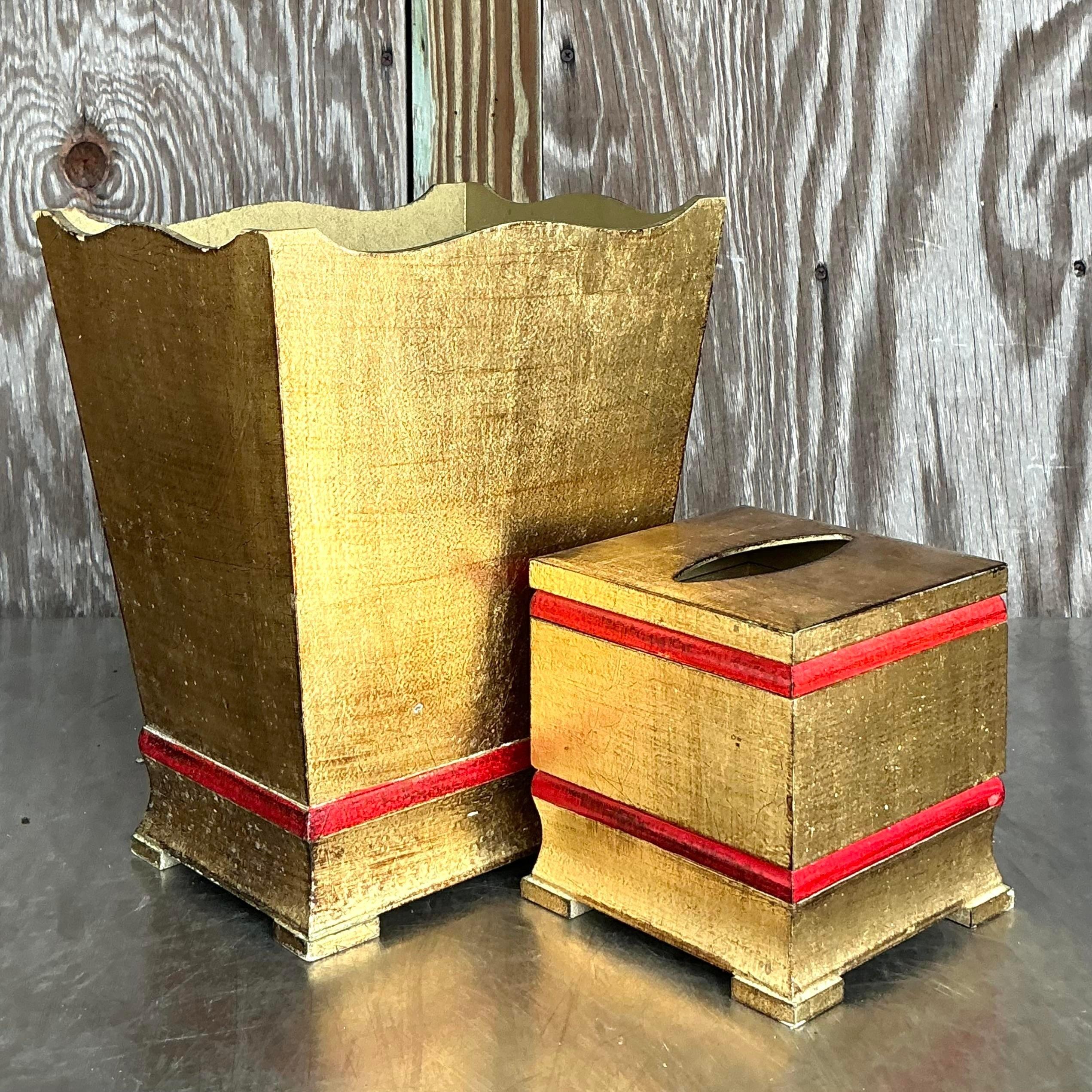 Cet élégant ensemble de 2 accessoires de salle de bain dorés italiens vintage apporte une touche de luxe à votre espace. Chaque pièce présente un design magnifiquement travaillé avec une finition riche et dorée qui ajoute une touche d'opulence à