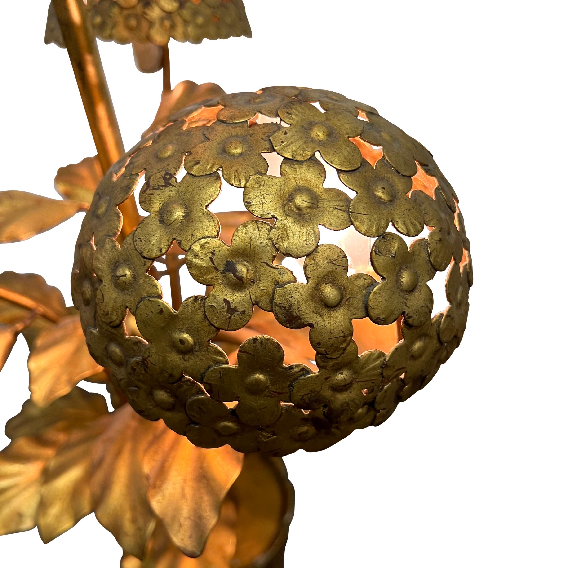 Vintage Italienisch vergoldet Hortensie Tischlampe im Angebot 1