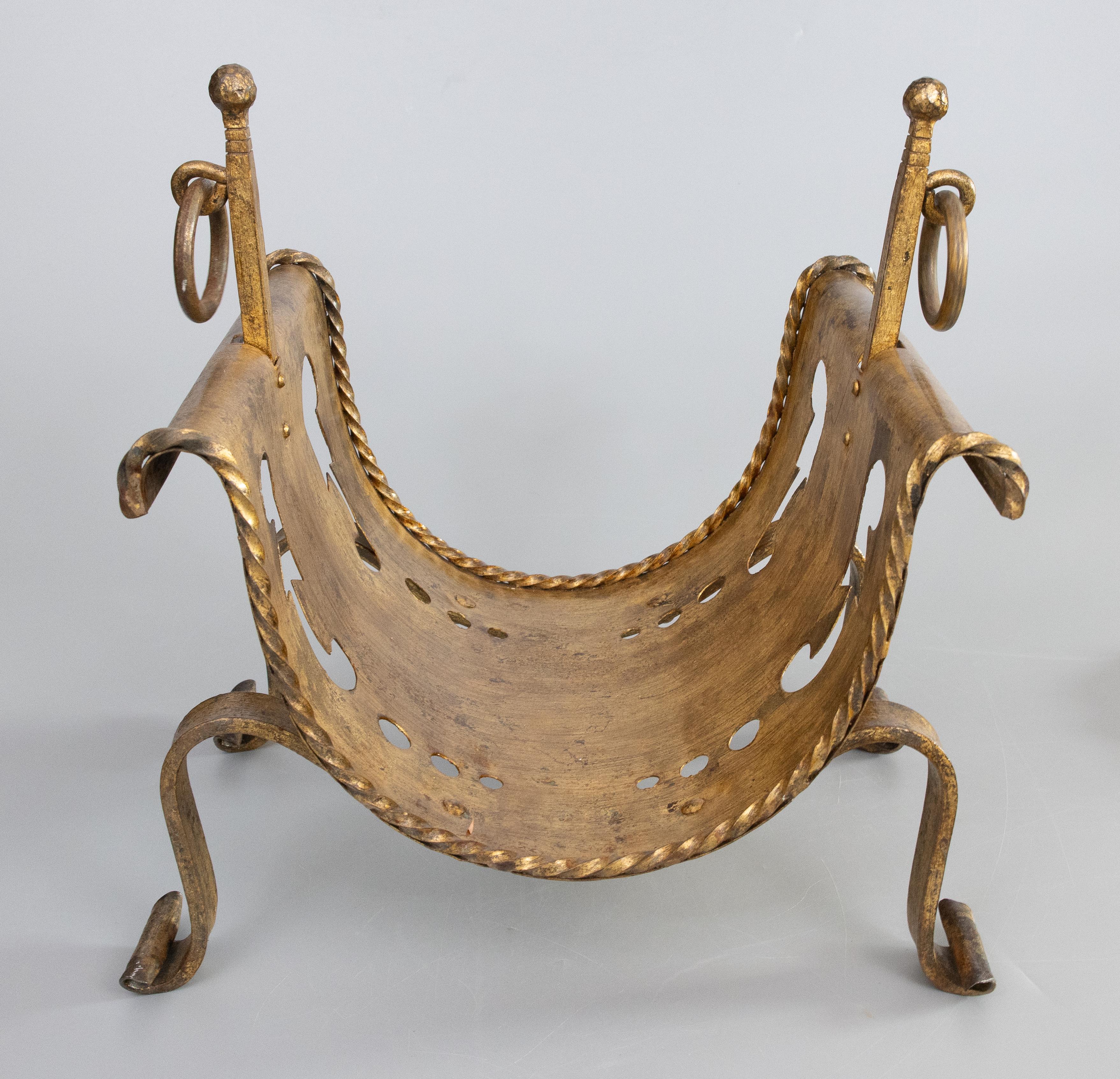 Un elegante portarifiuti o portariviste con piedini in ferro dorato della metà del secolo scorso. Questo favoloso supporto ha maniglie ad anello, dettagli in corda attorcigliata e un'incantevole patina dorata; è perfetto per il camino o il focolare